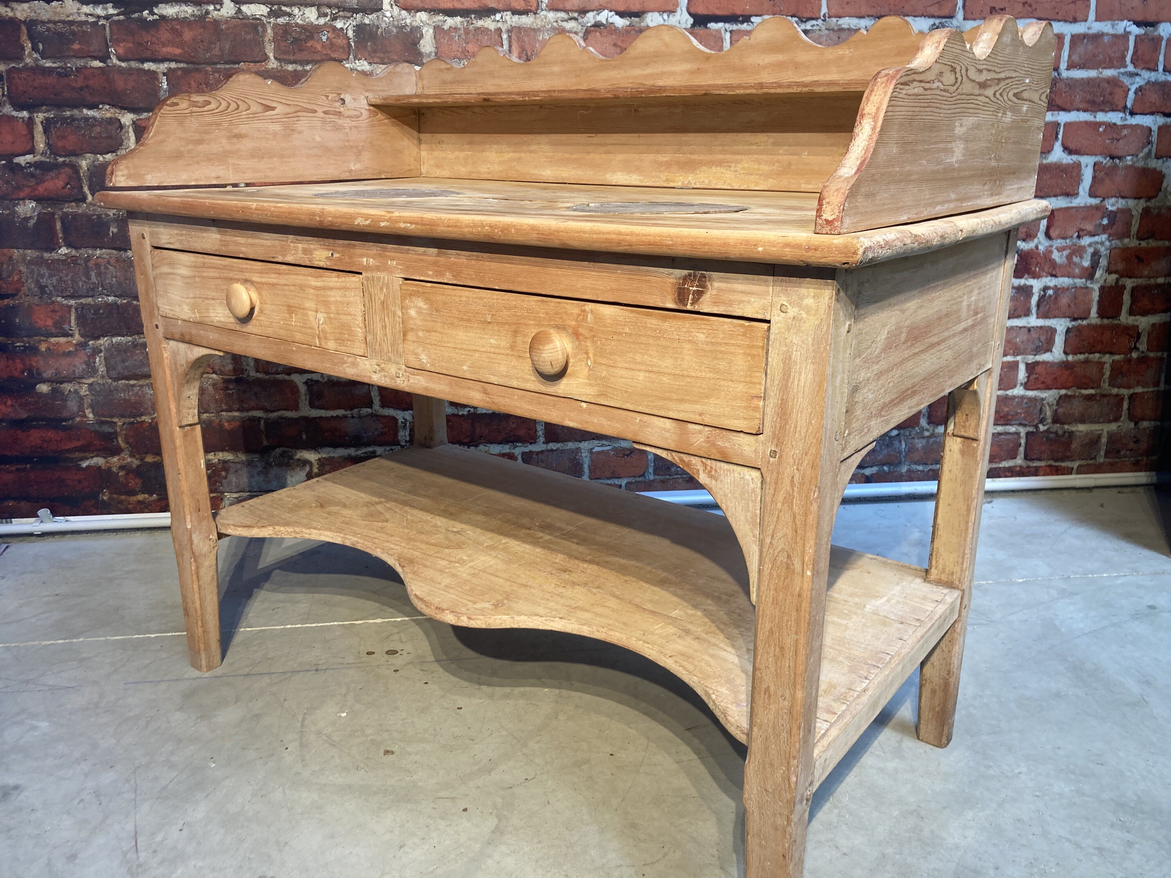 Meuble de toilette ancien en bois brut