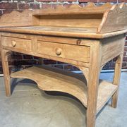 Meuble de toilette ancien en bois brut