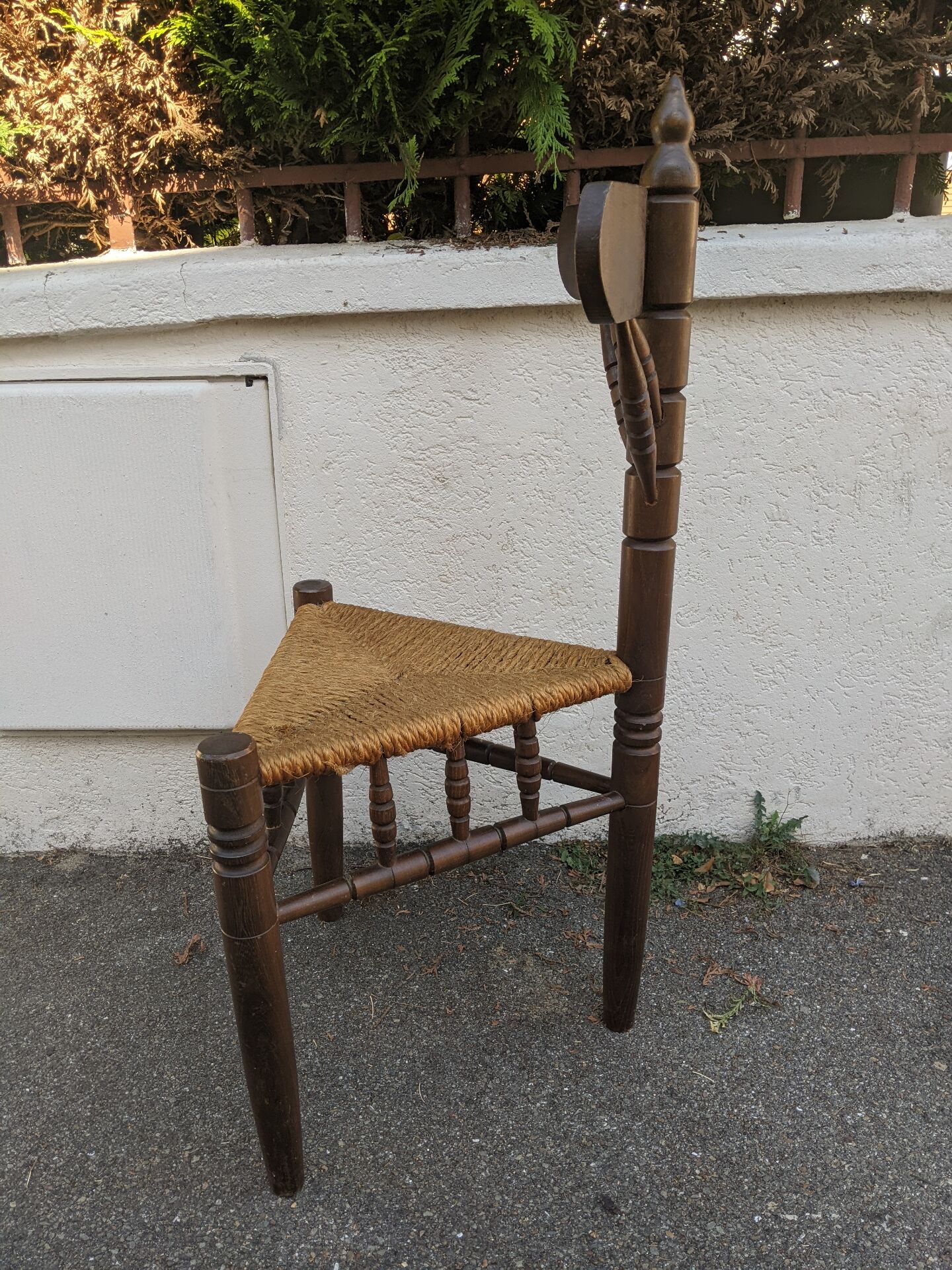 19th-century tripod corner chair, turned wood, Dutch rush.