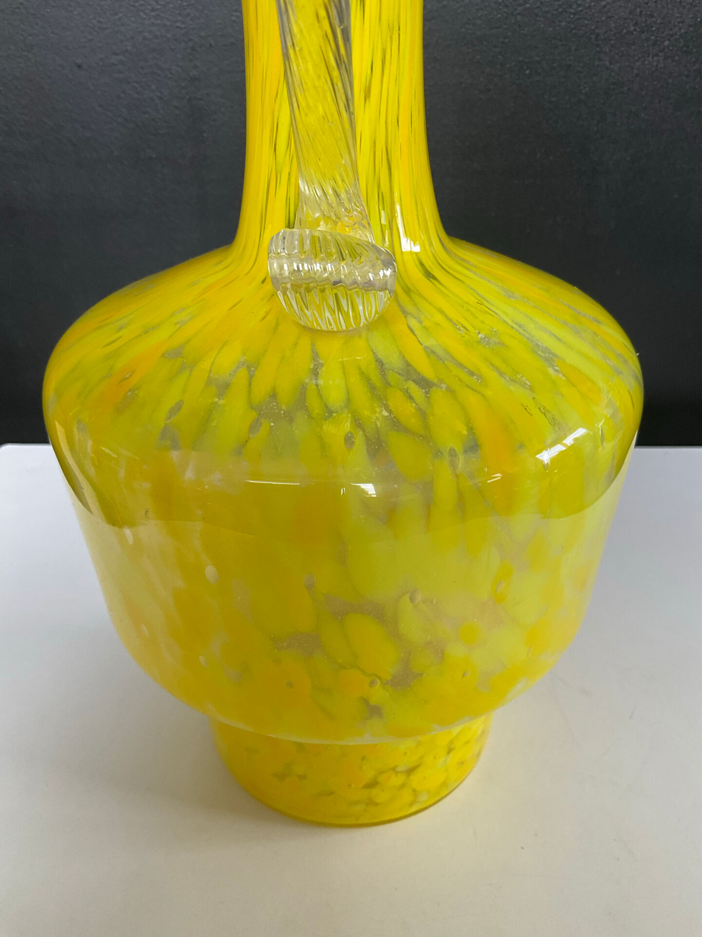 Vase à anse vintage en pâte de verre mouchetée 