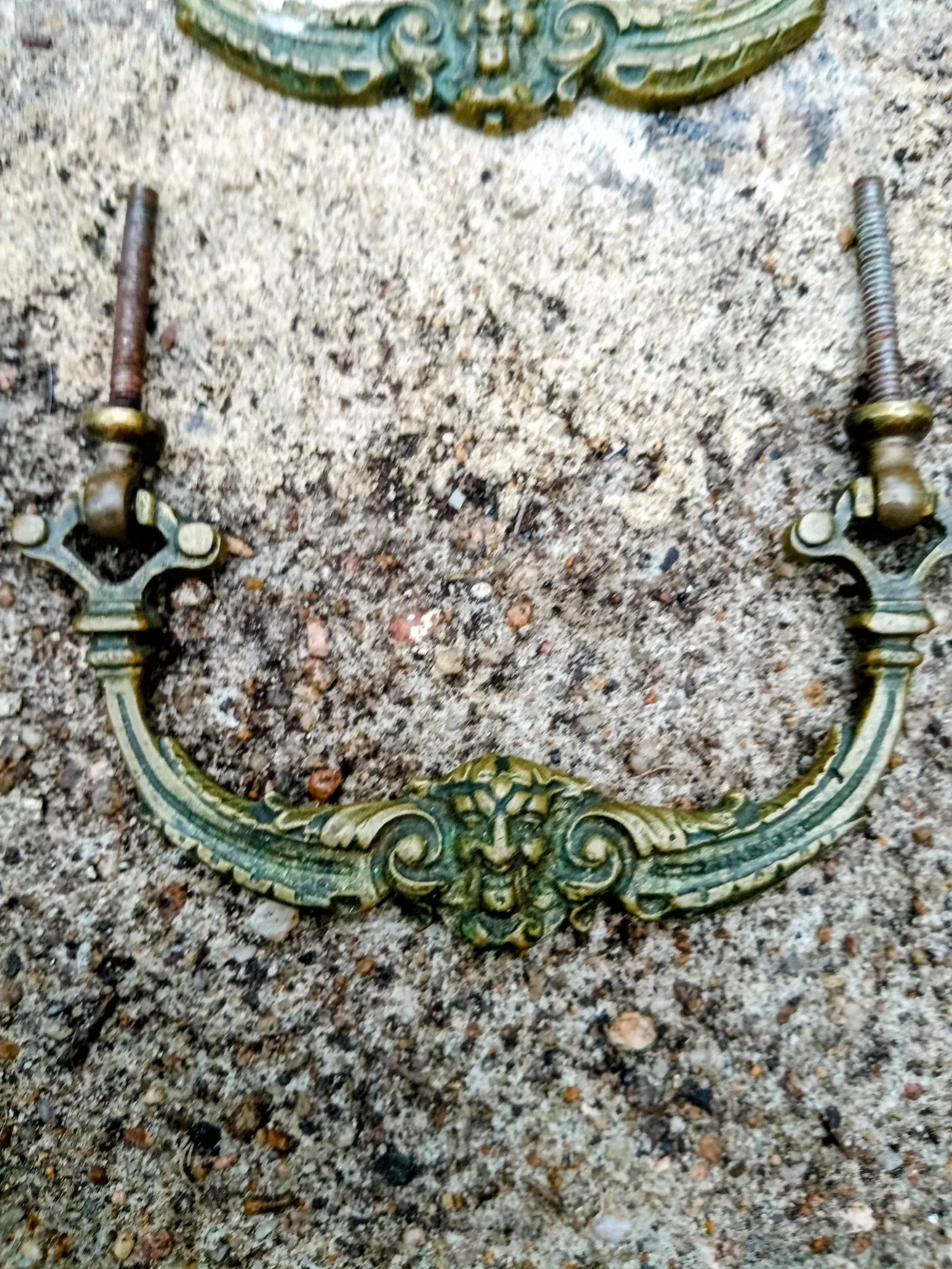 Paire de poignées de meuble en bronze mascaron XIXe siècle