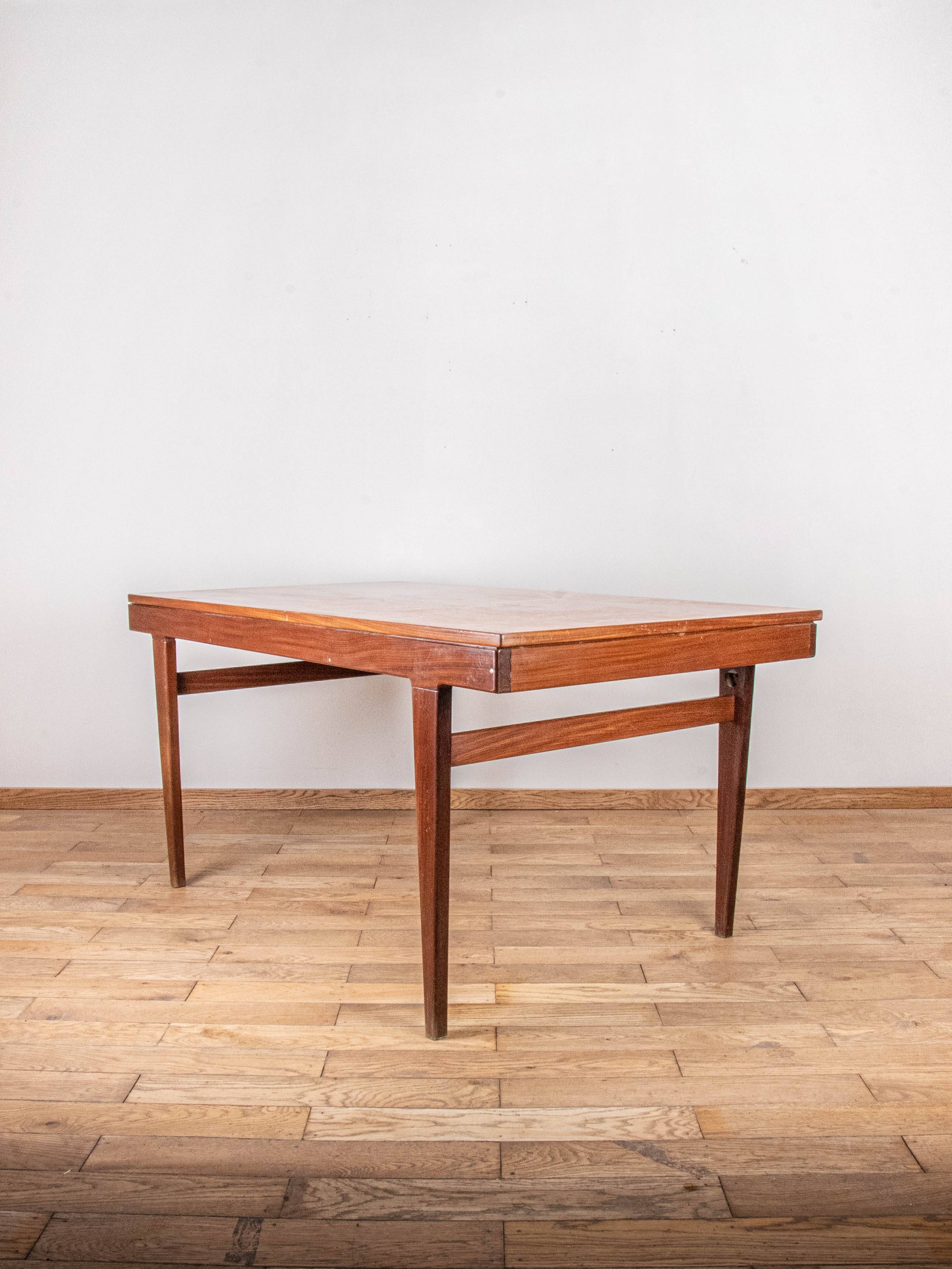 Scandinavian extendable table