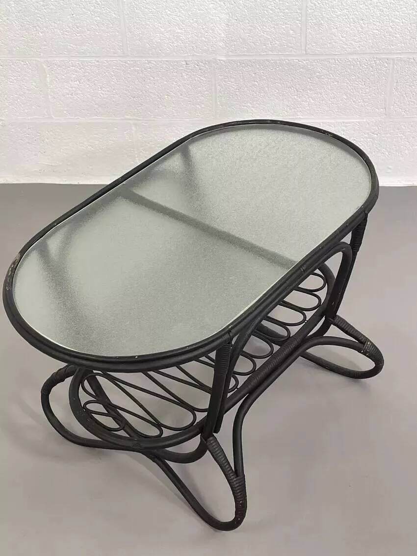 Table basse ovale années 60 en rotin et verre