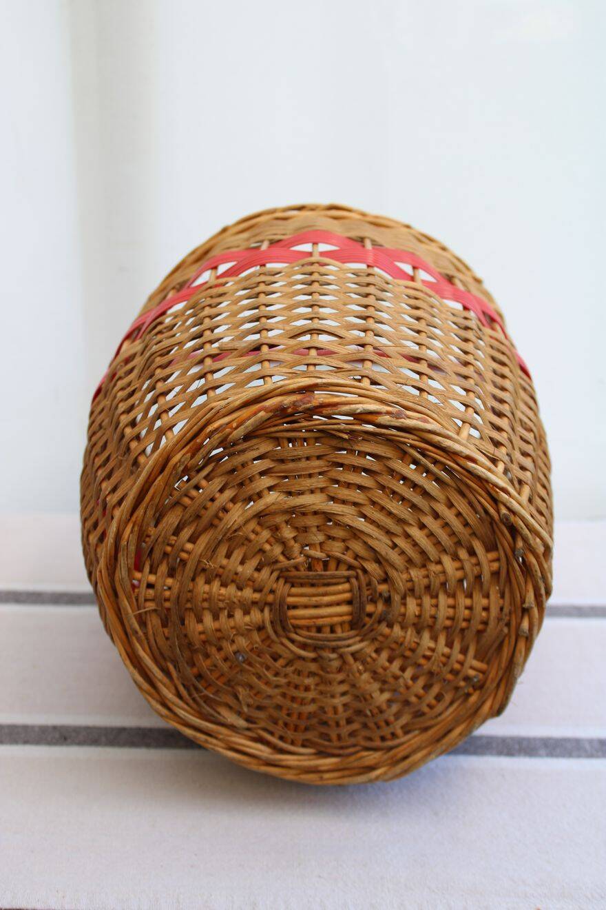 Wicker basket and scoubidou