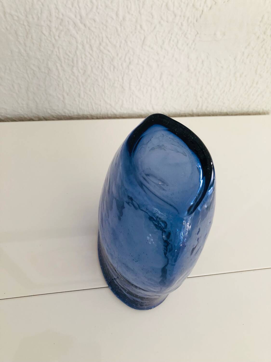 Vase en verre soufflé bleu à bulles, forme libre–Murano circa 1970
