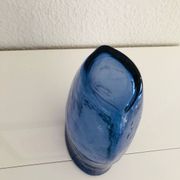 Vase en verre soufflé bleu à bulles, forme libre–Murano circa 1970