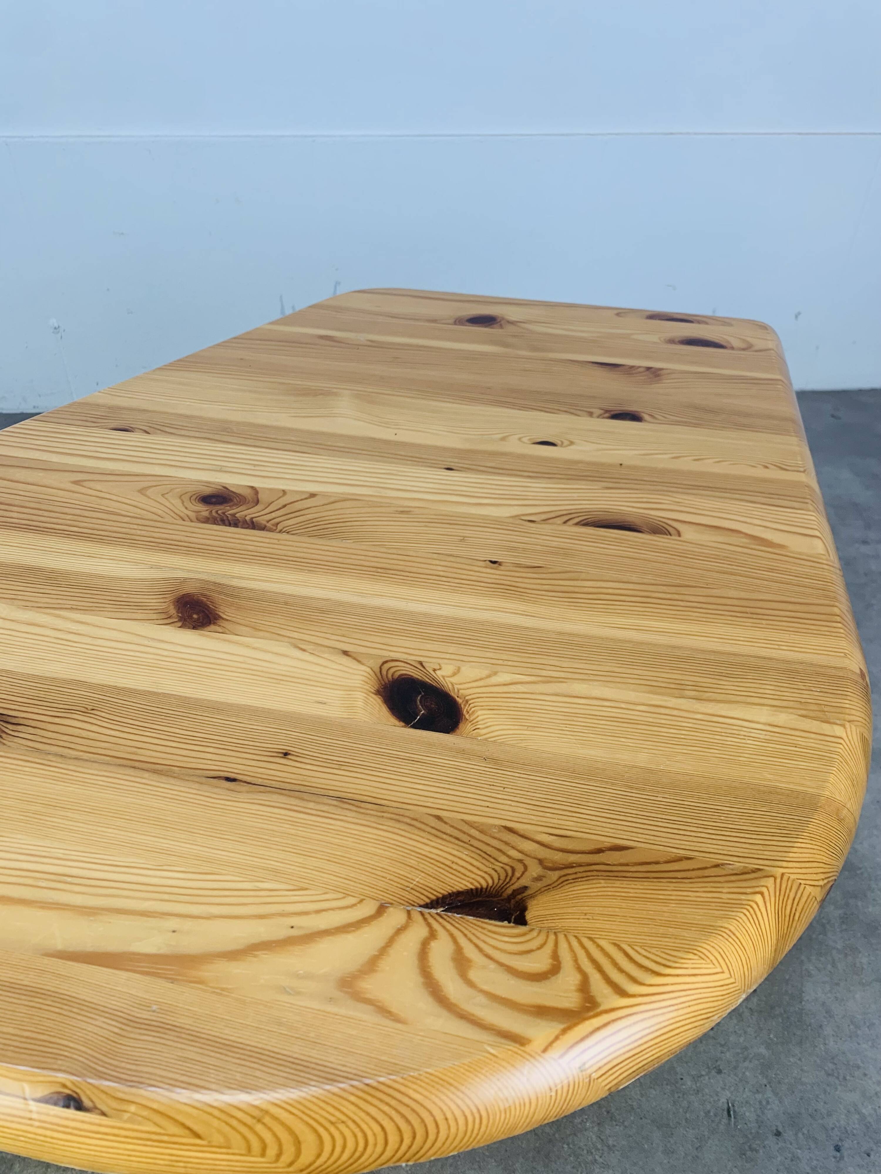 Table basse en pin massif forme organique, années 80