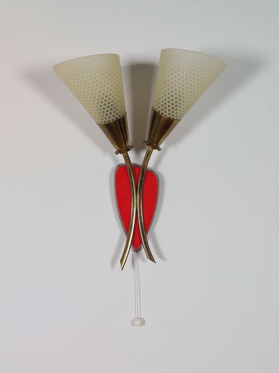 Vintage wall lamp from the 1950s in brass with flower decoration.