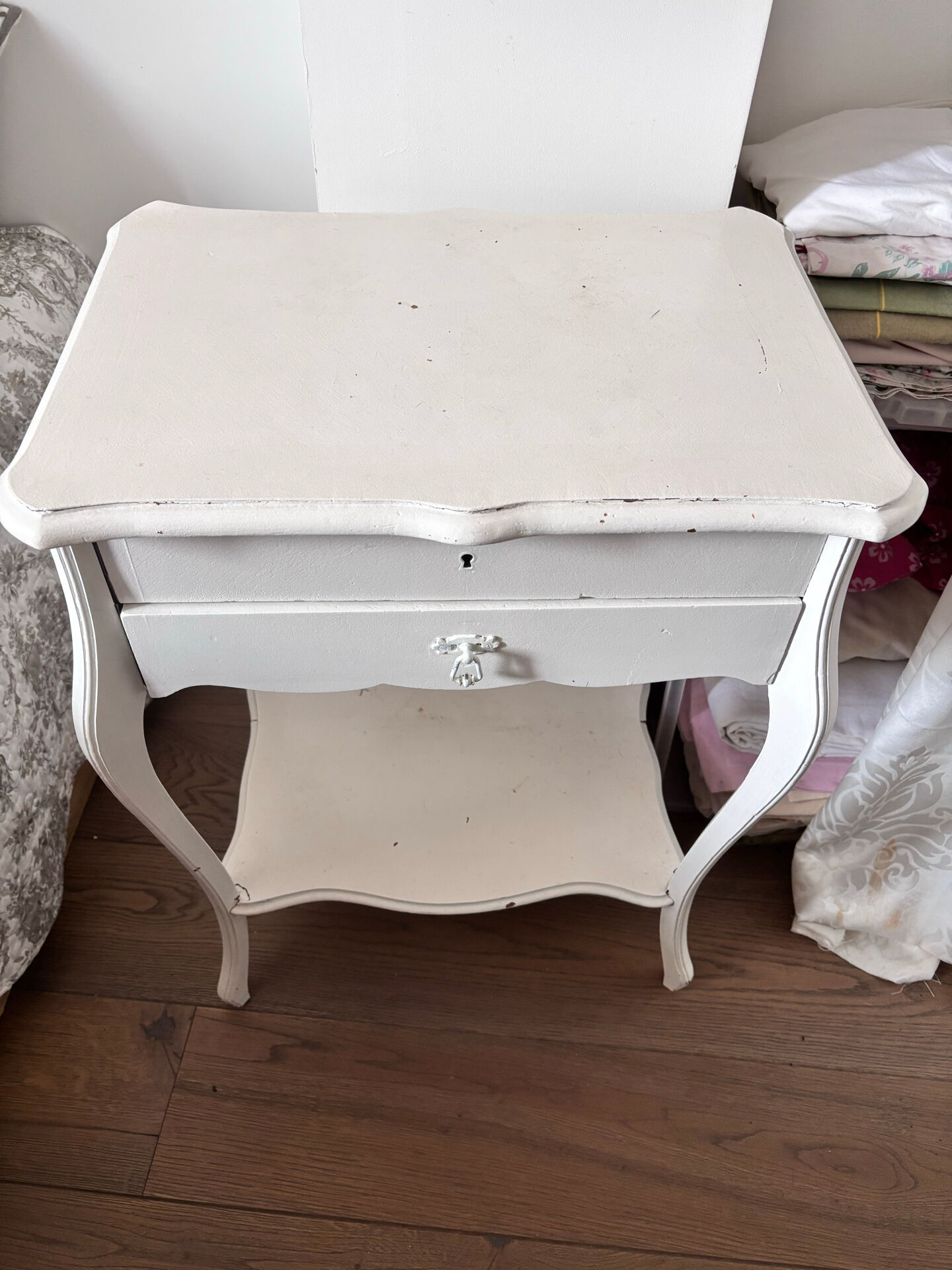 Louis XV style dressing table with retractable mirror – White painted wood