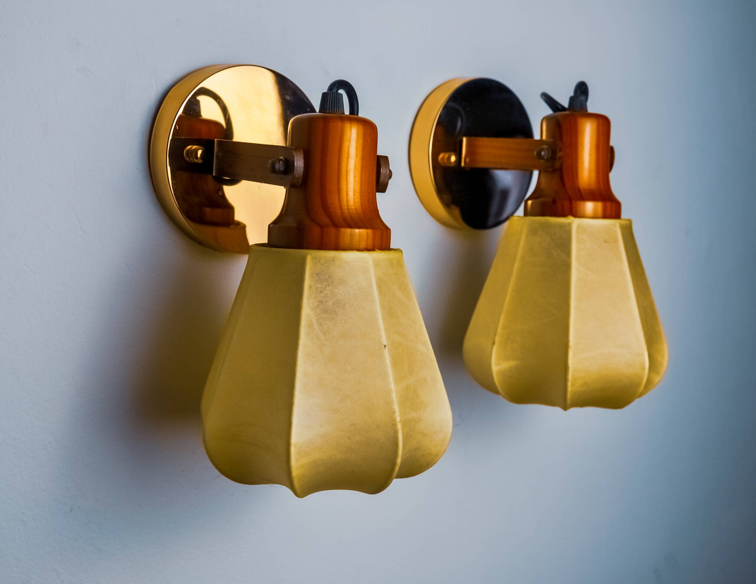 Pair of articulated "Cocoon" wall lights, resin and pine, Italy, 1970