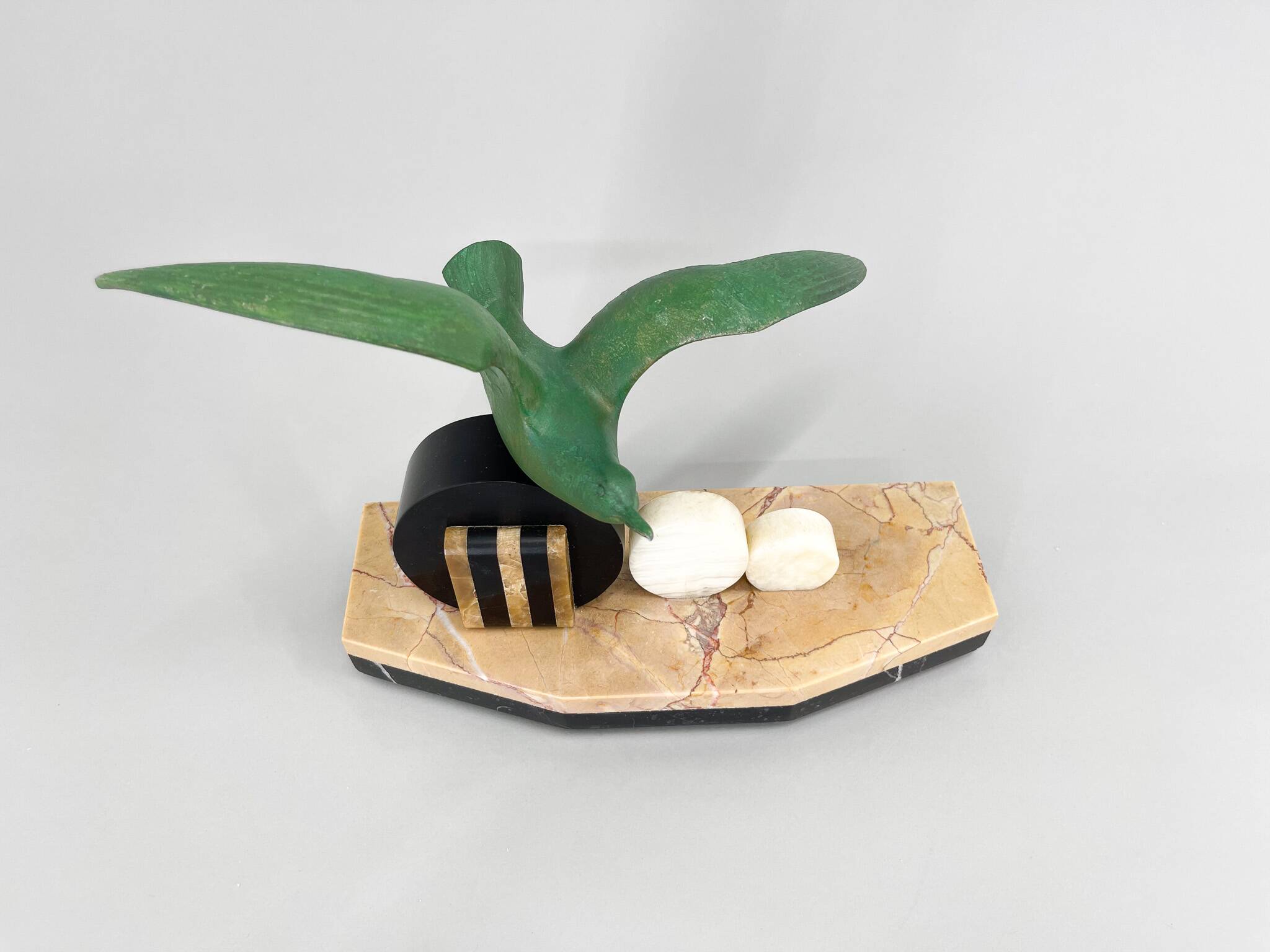 Sculpture Art Déco en marbre, onyx et épeautre