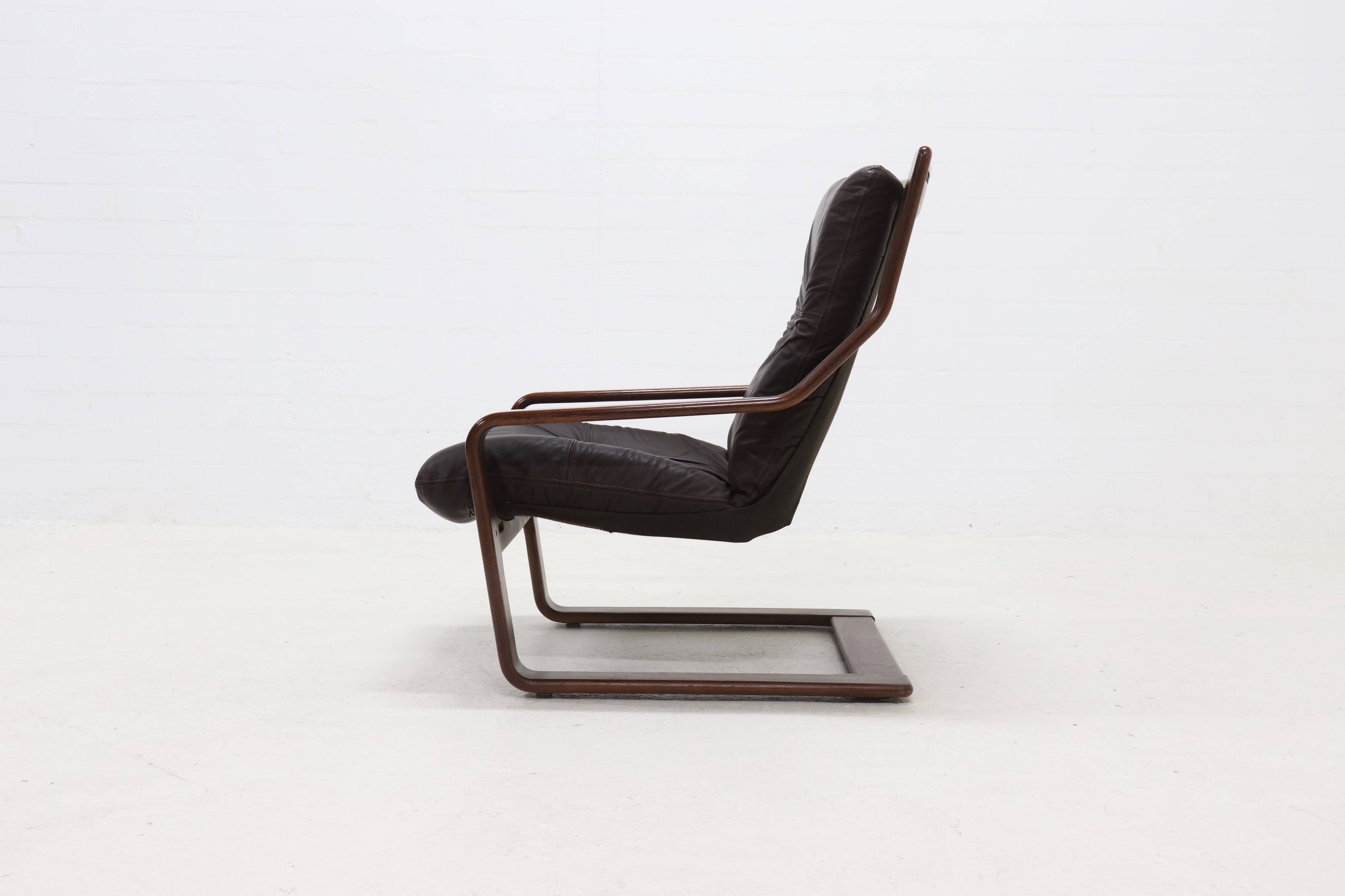 Fauteuil lounge scandinave en bois courbé et cuir 1960