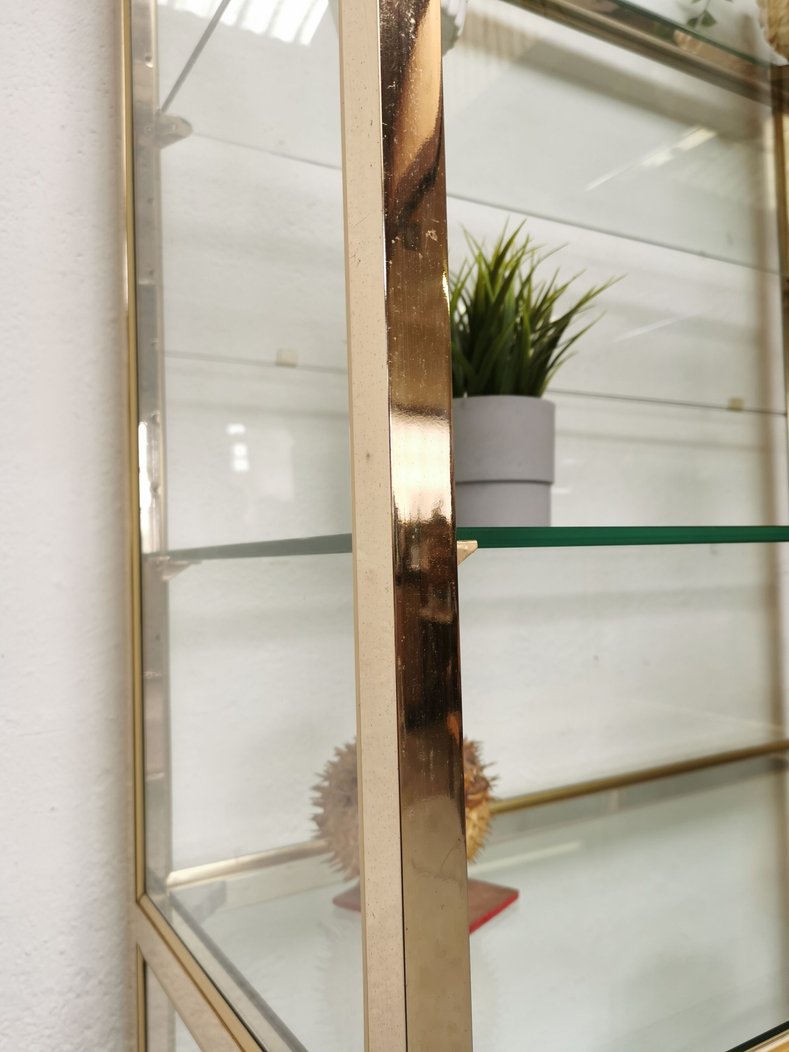 Vitrine laiton étagère verre design 1970