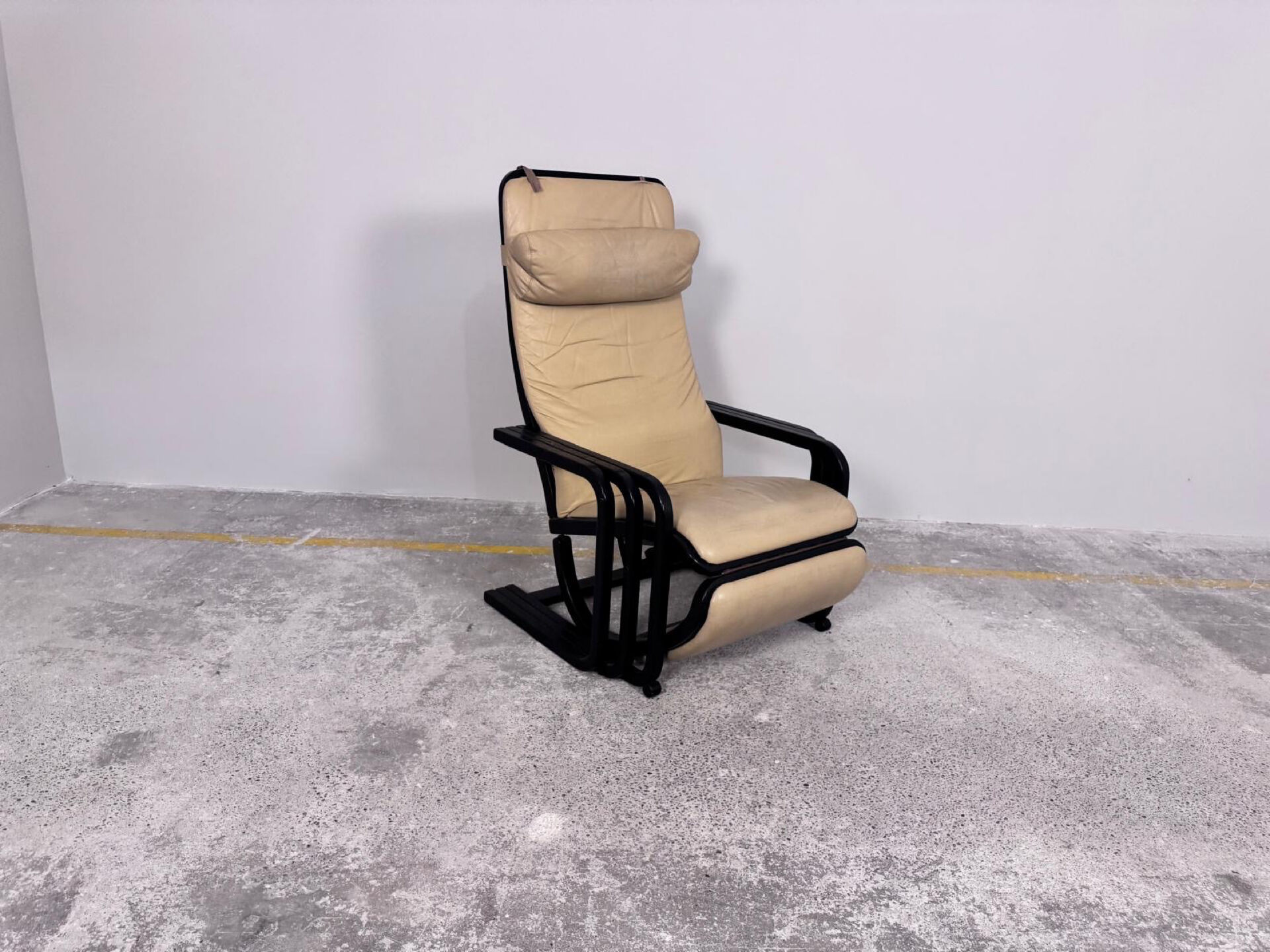 Rocking-chair viennois en bois courbé, cuir et cannage