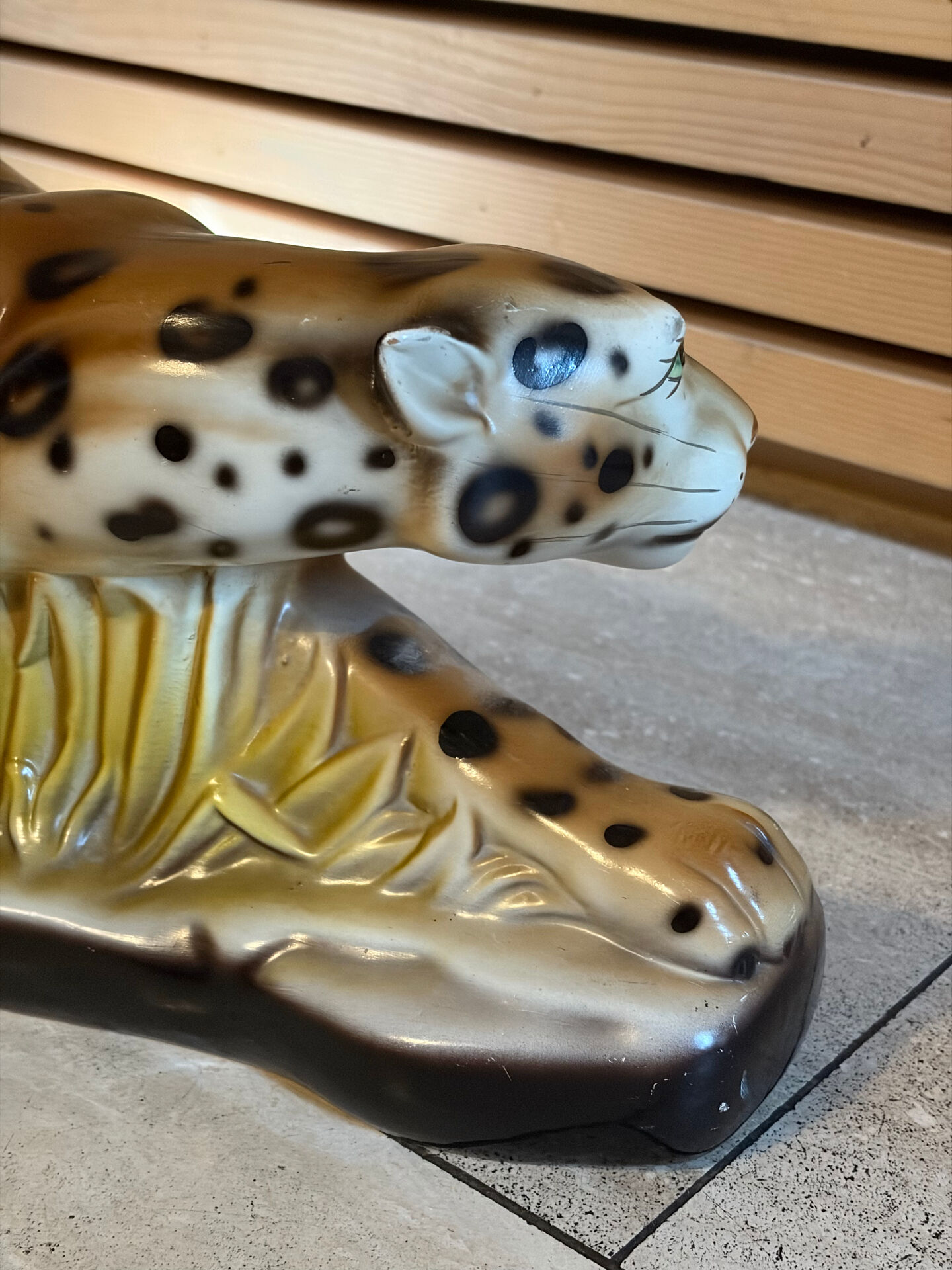 Vintage decorative ceramic sculpture representing a leopard.