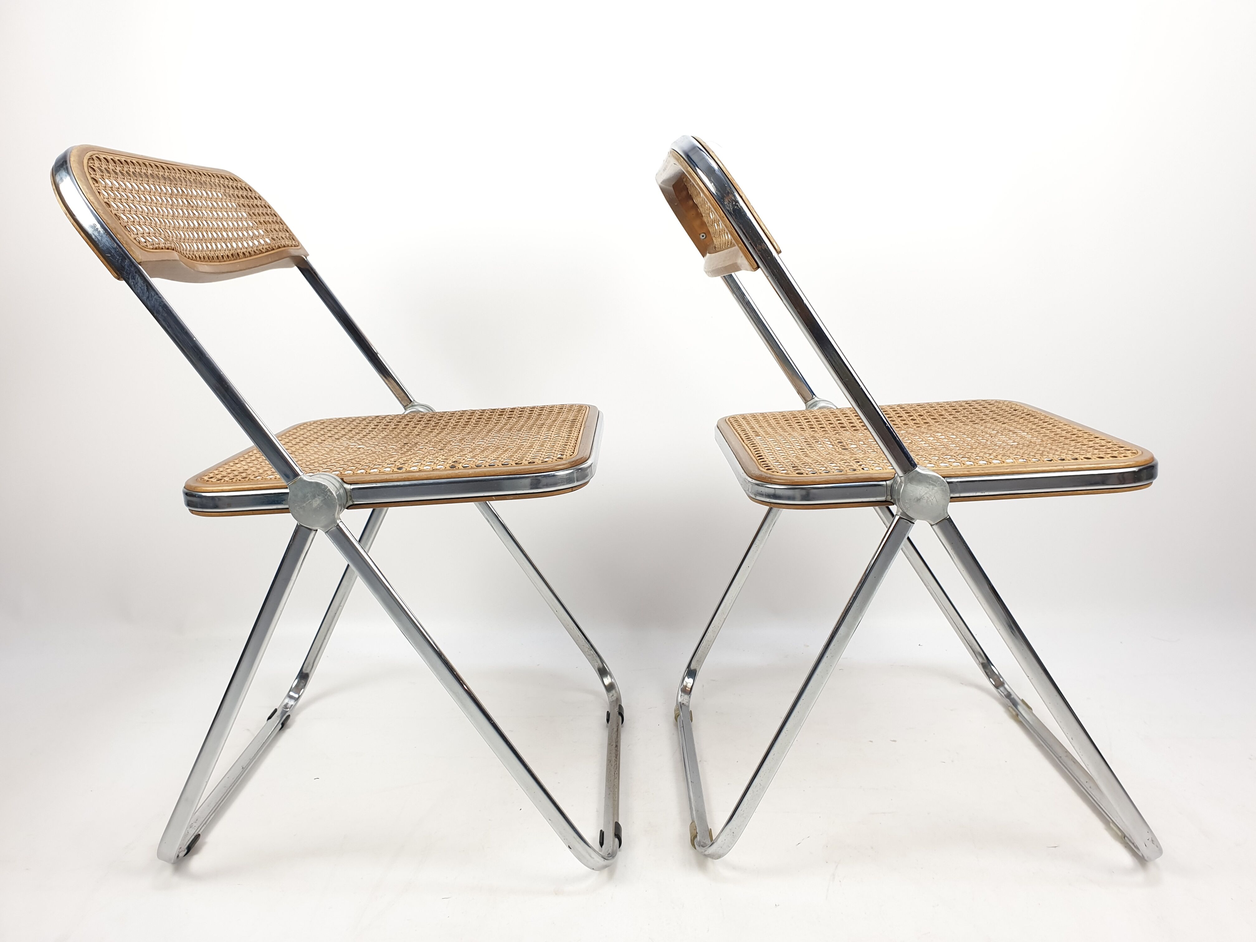 2 Plia folding chairs with woven wicker Giancarlo Piretti for Castelli, 1967