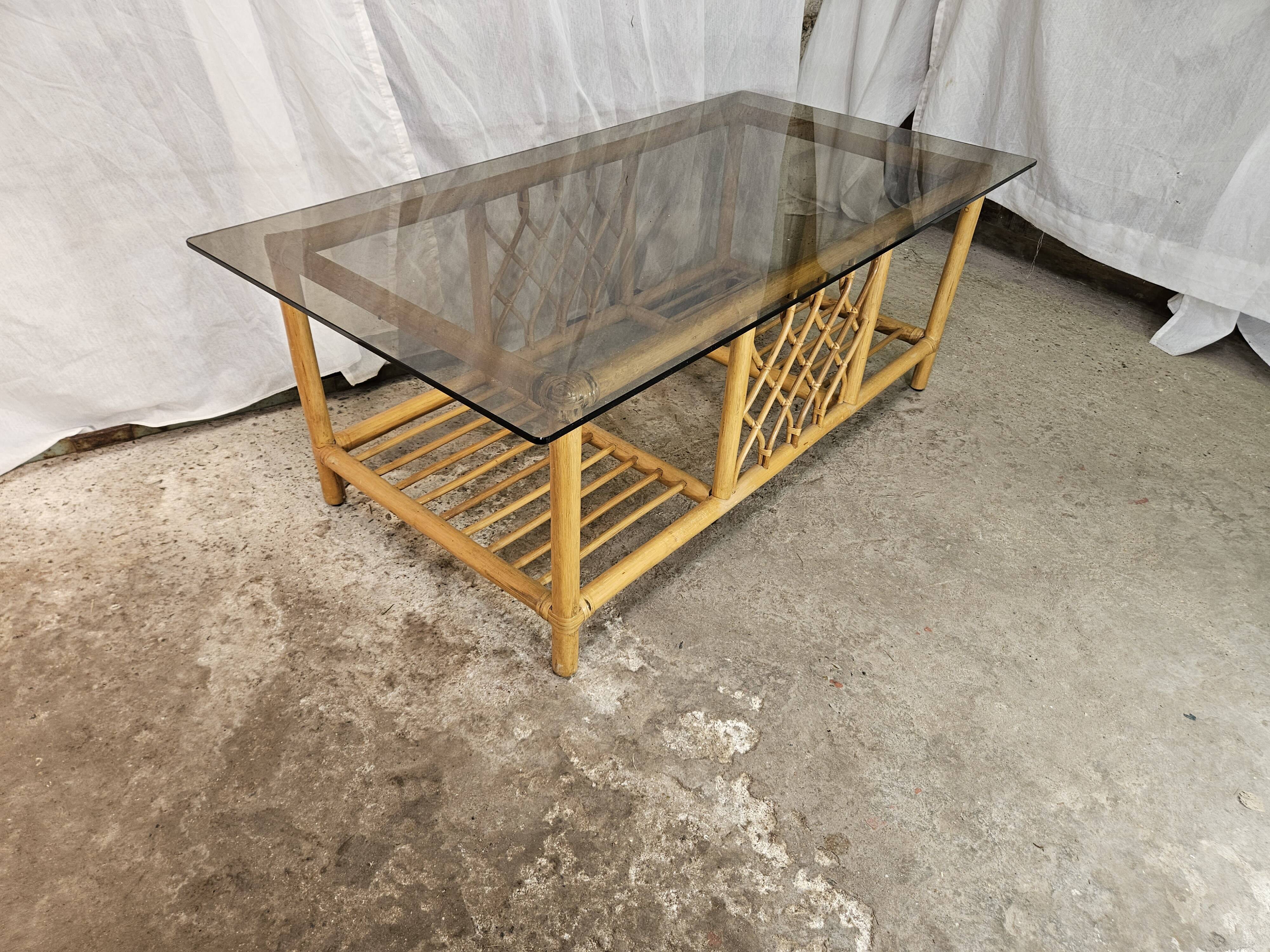 Table basse en rotin dessus verre fumé 1970