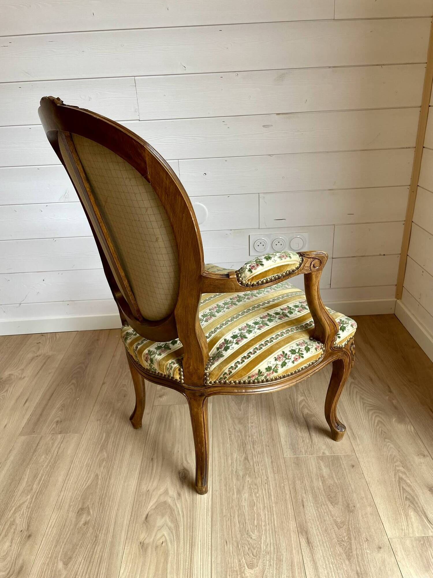 Vintage Louis XVI style medallion armchair – Carved wood and fabric
