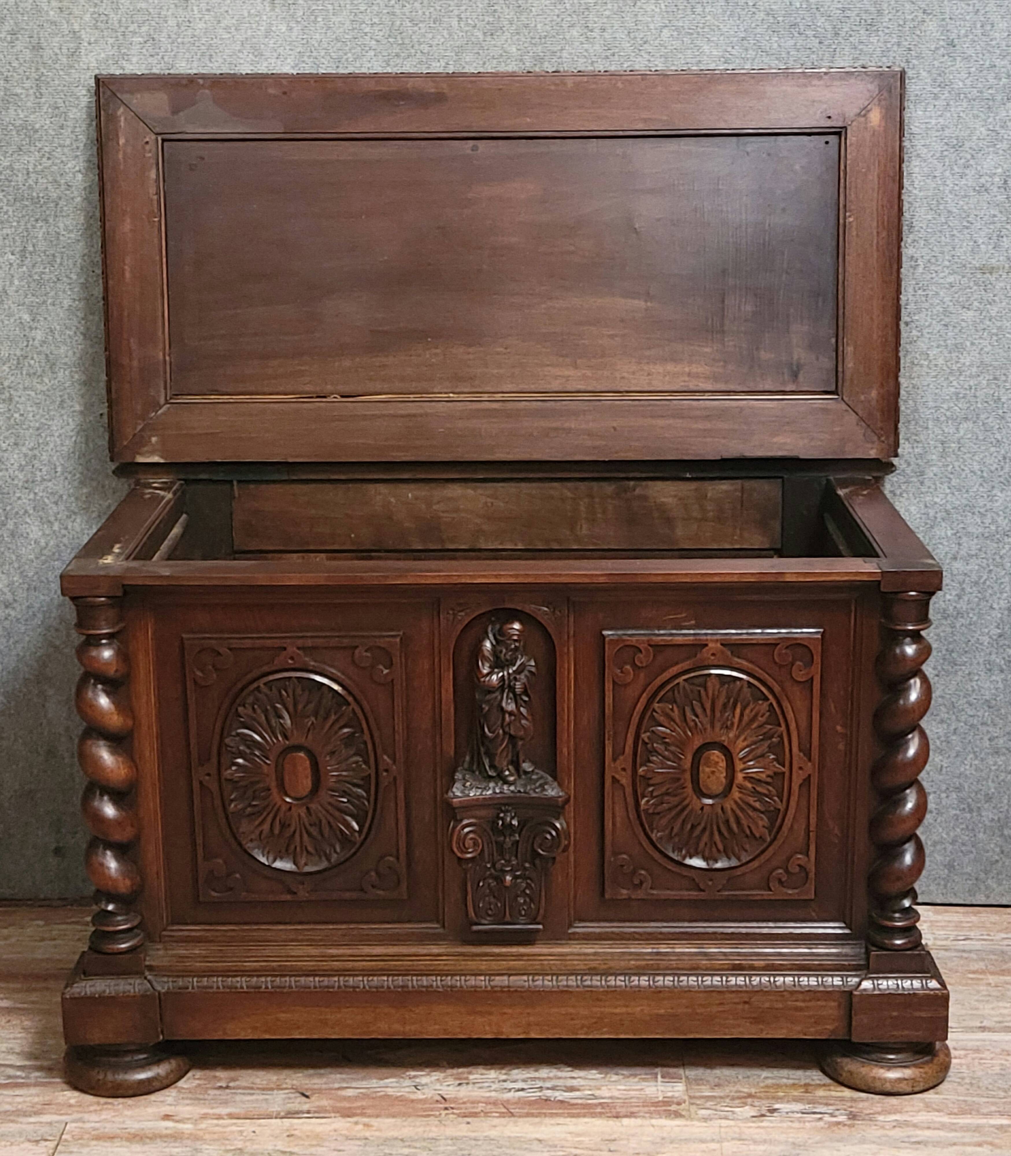 Coffre ancien style Renaissance en noyer massif richement sculpté