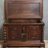 Coffre ancien style Renaissance en noyer massif richement sculpté