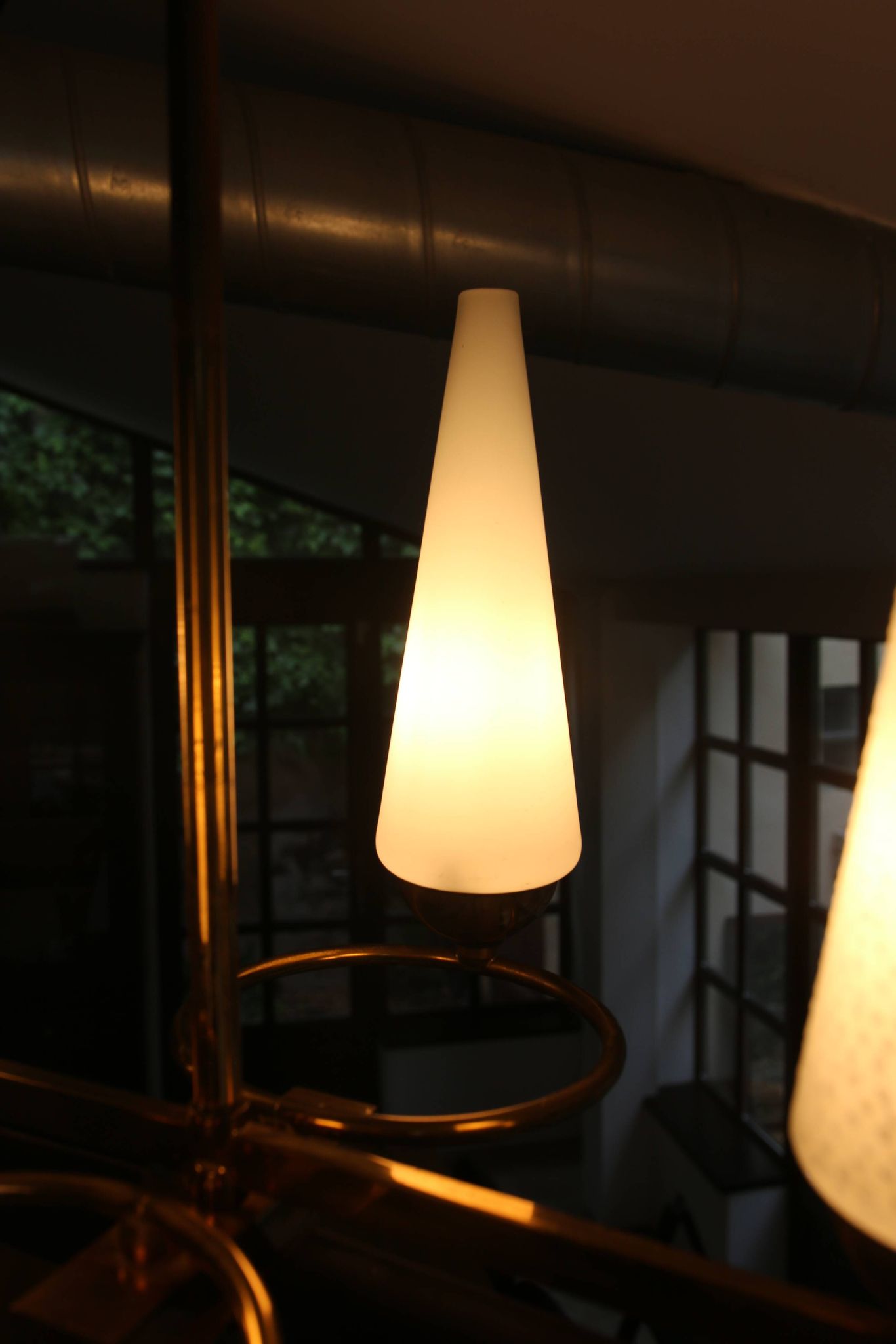 Lustre 6 feux Mid-Century - Opaline et laiton - Style Lunel - Arlus