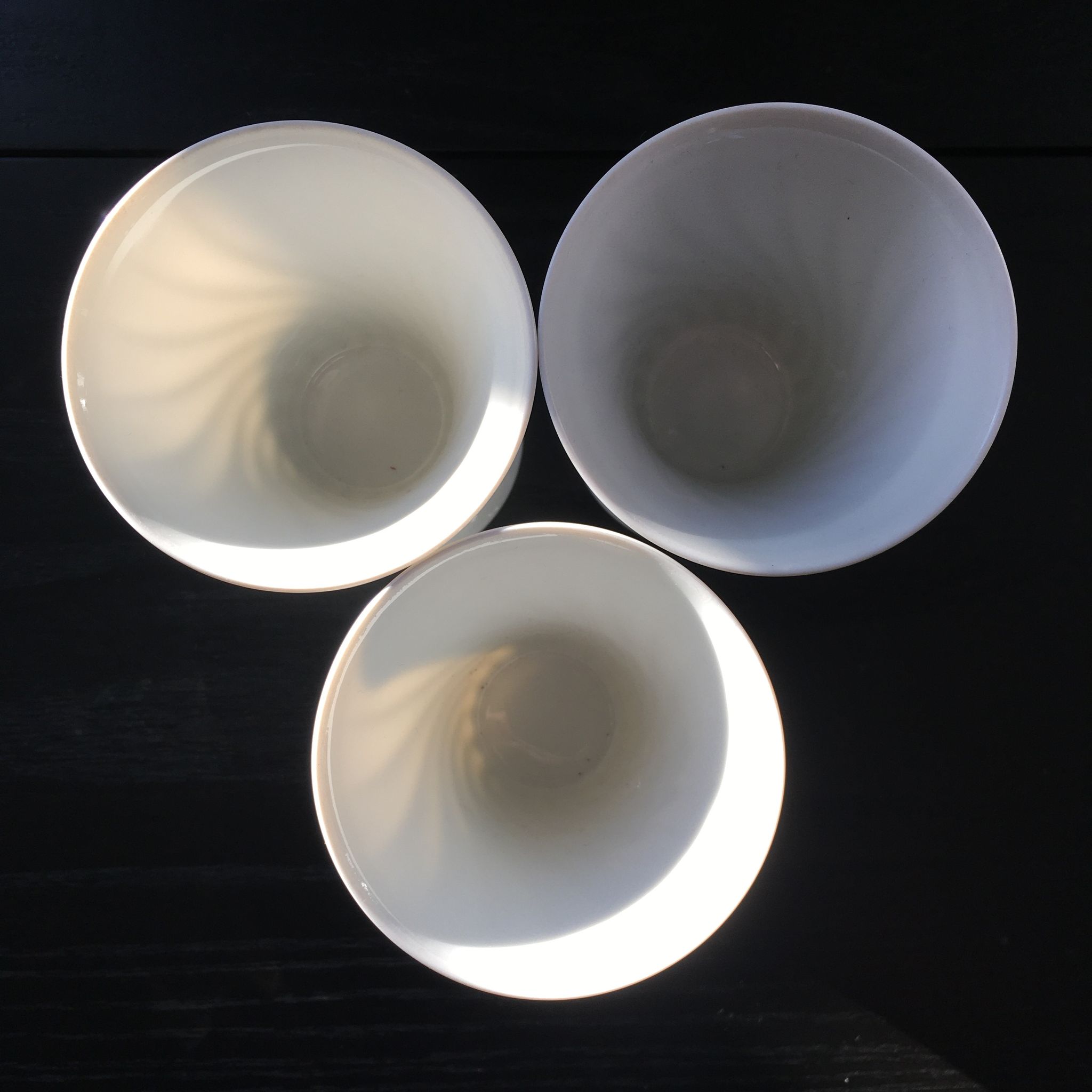 Lot de 3 coupes à café en porcelaine