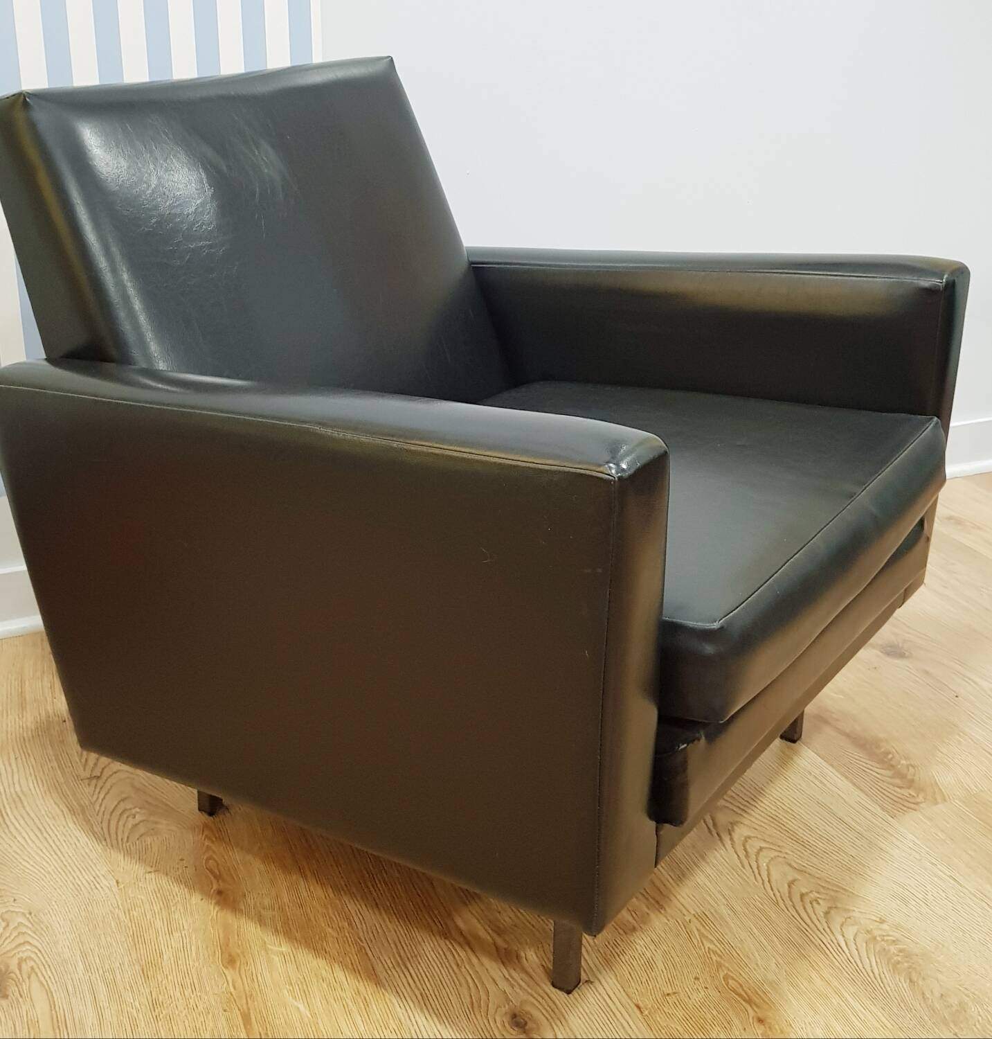 Fauteuil en skaï noir, années 1960