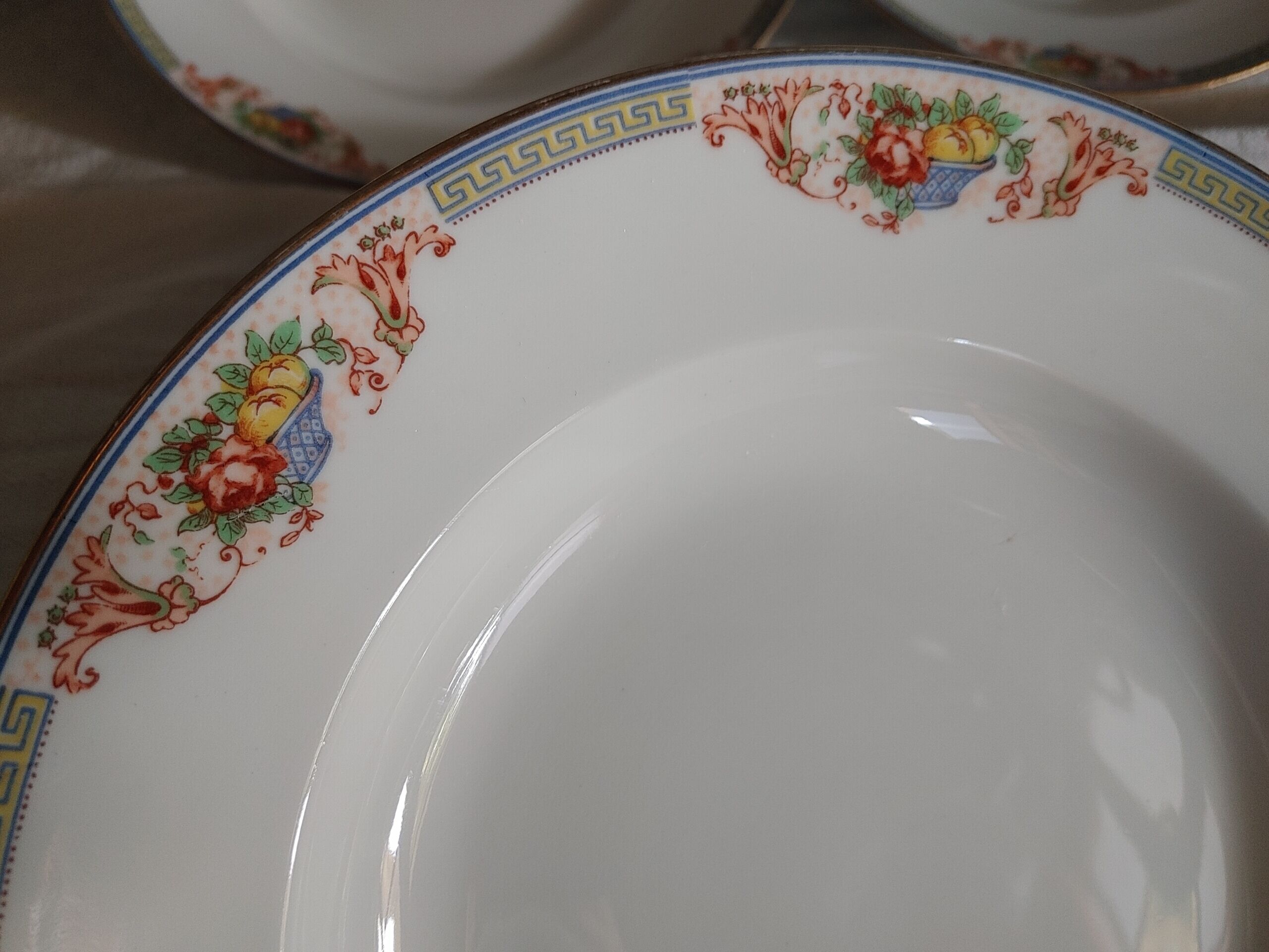 6 Assiettes creuses en porcelaine de Limoges  frise  Panier  fleuris et fruits - debut 20 ème