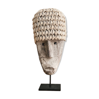 Masque en bois vieilli et cauris wabi sabi visage