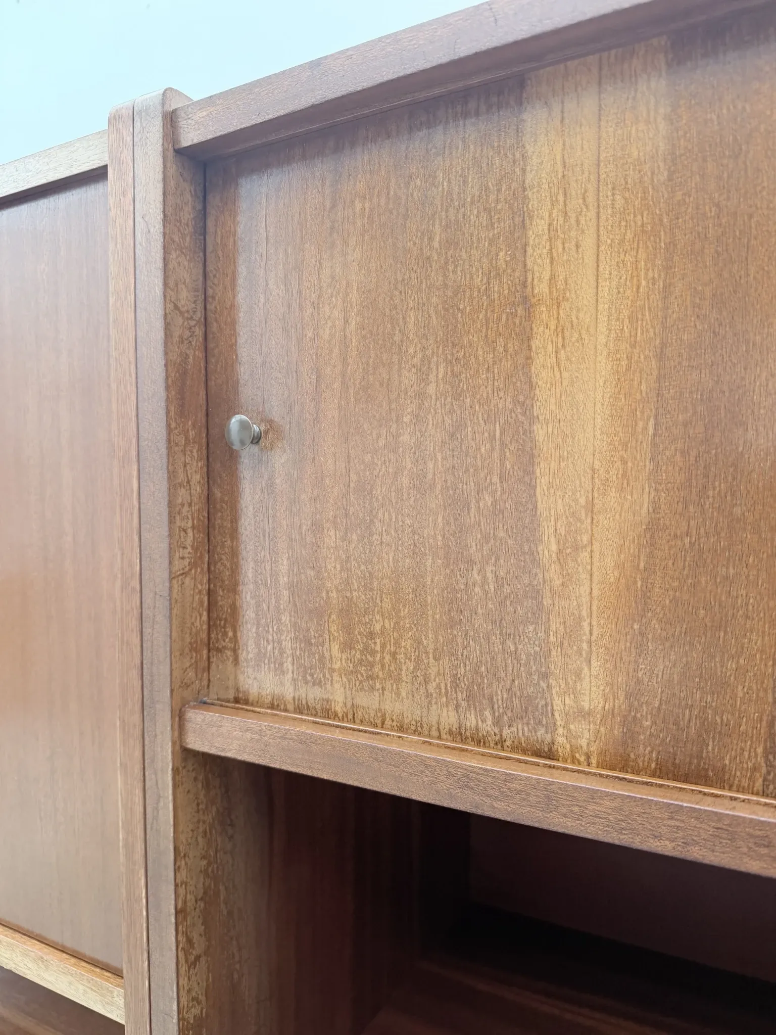 Scandinavian style bookshelf in teak and brass, 1950.