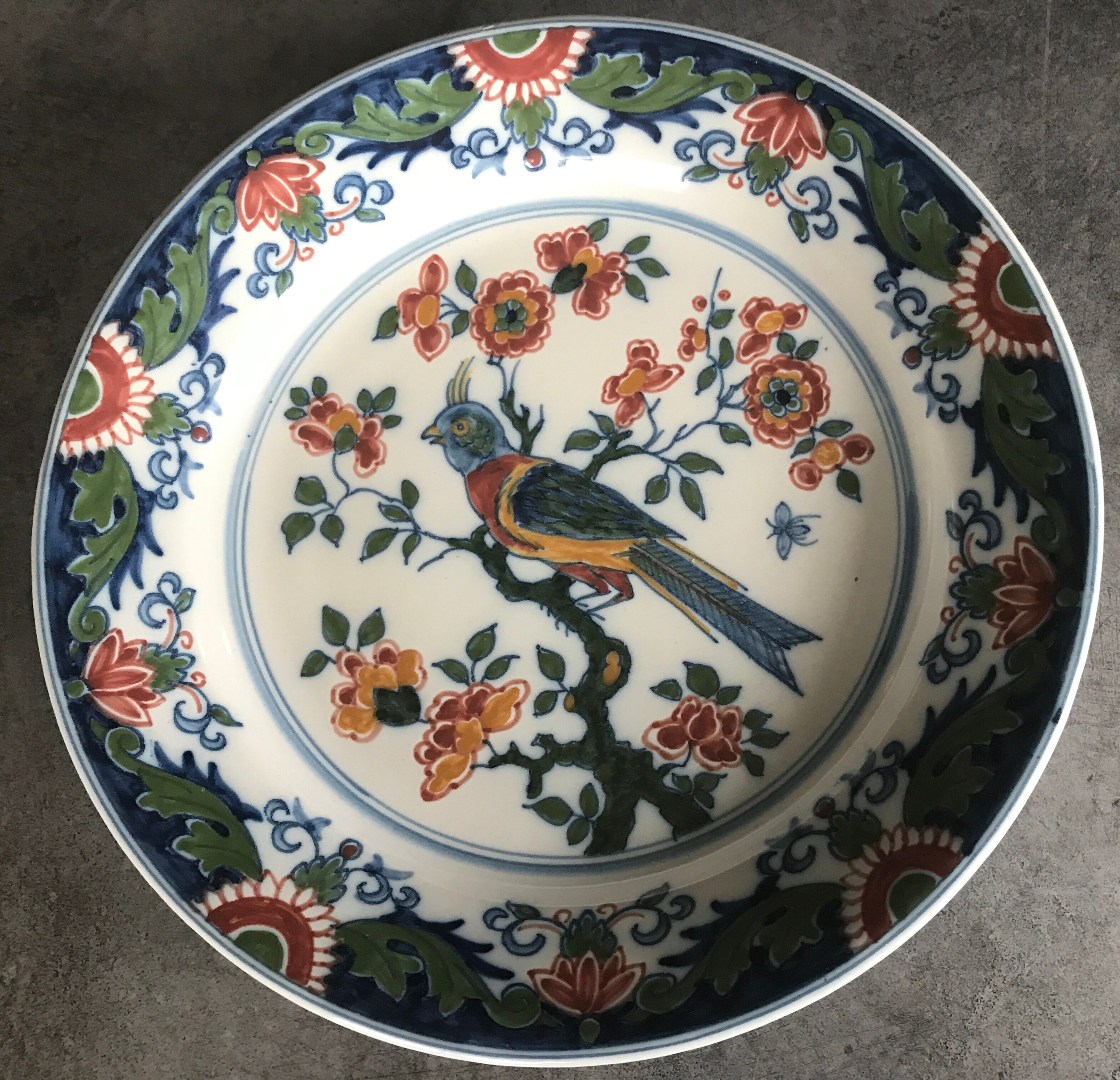 Wall plate in earthenware decorated with painting of flowers and bird 28 cm