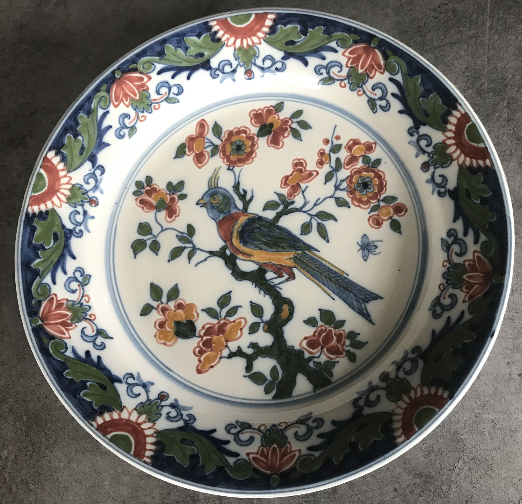 Assiette murale en faïence à décor de peinture de fleurs et oiseau 28 cm
