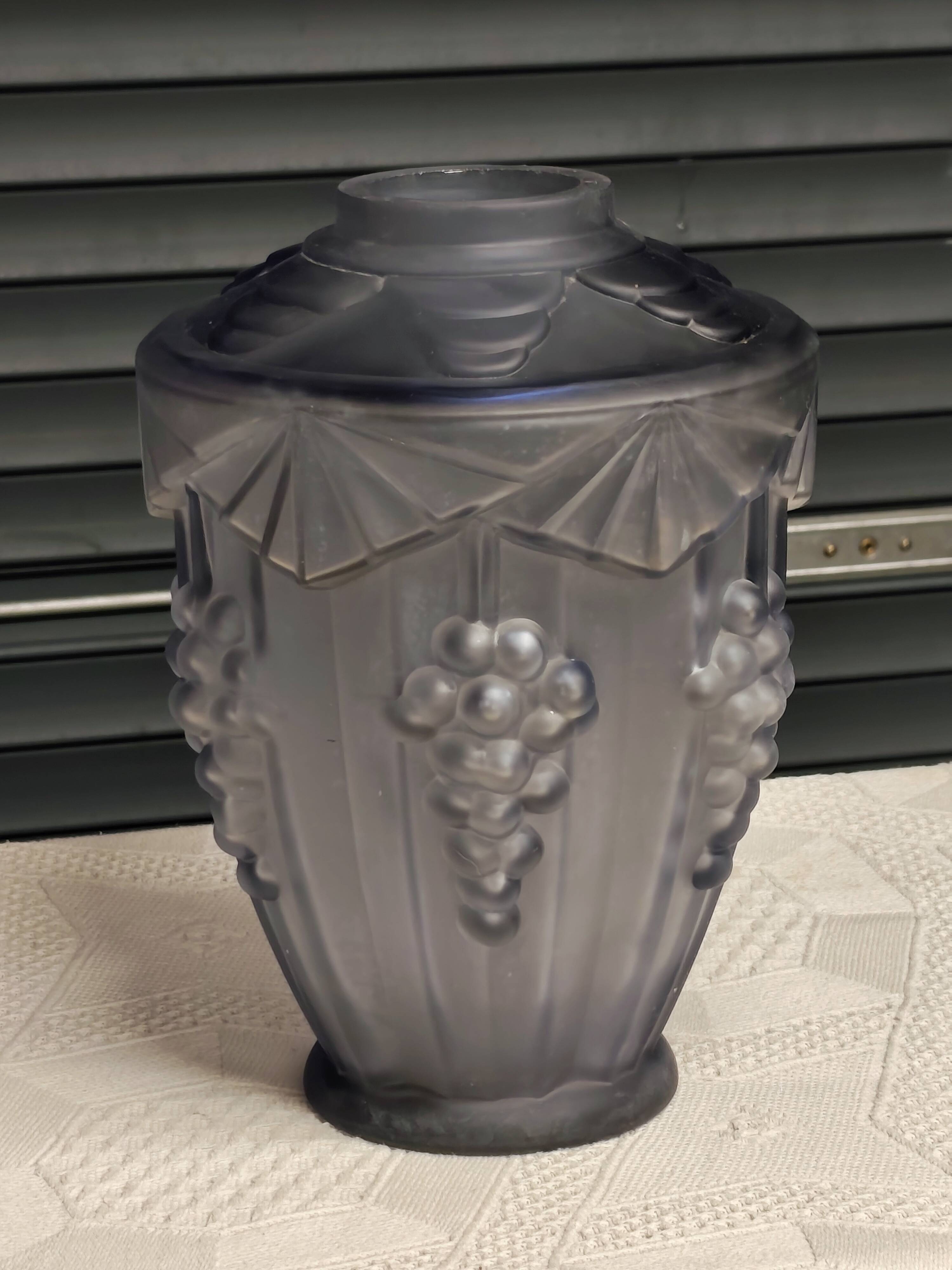 Art"deco vase with vine decoration