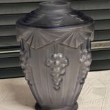 Art"deco vase with vine decoration