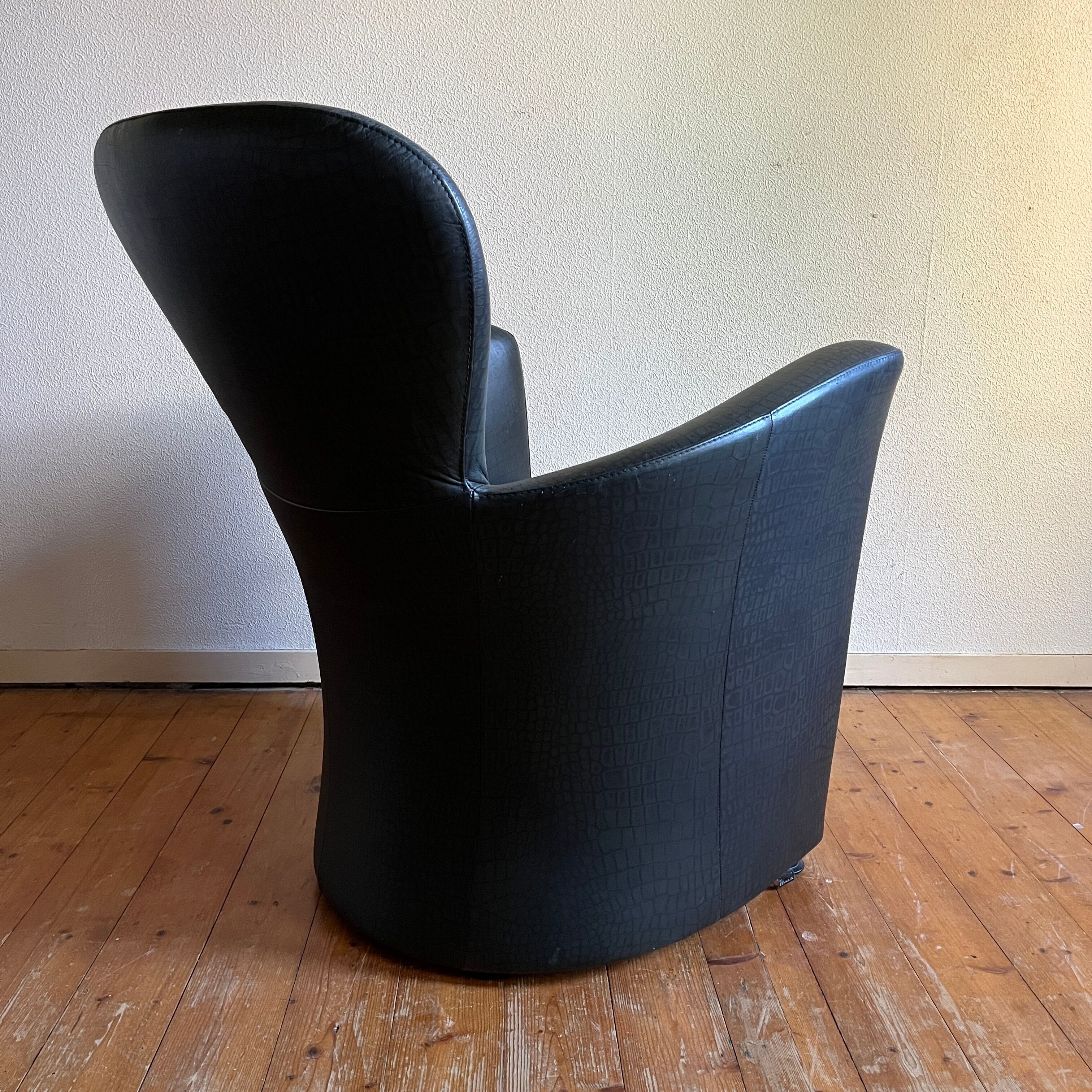 Dutch design easy chair Amphora by Leolux faux leather upholstery