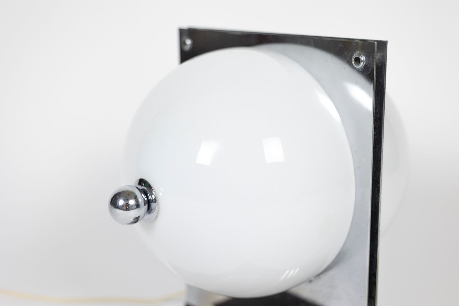 Lampe de table en métal poli et opaline, années 1970