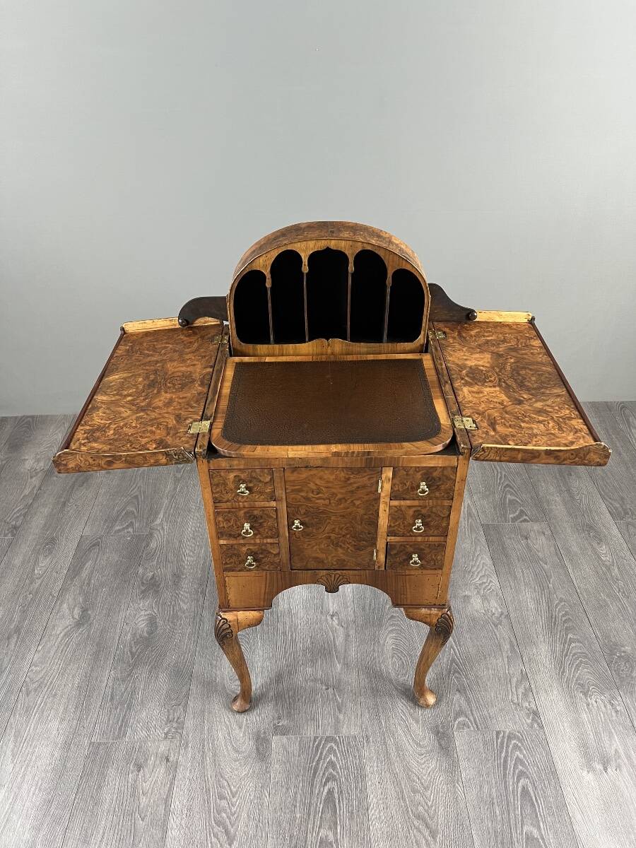 Bureau de style Queen Anne en placage de loupe de noyer, XXe siècle