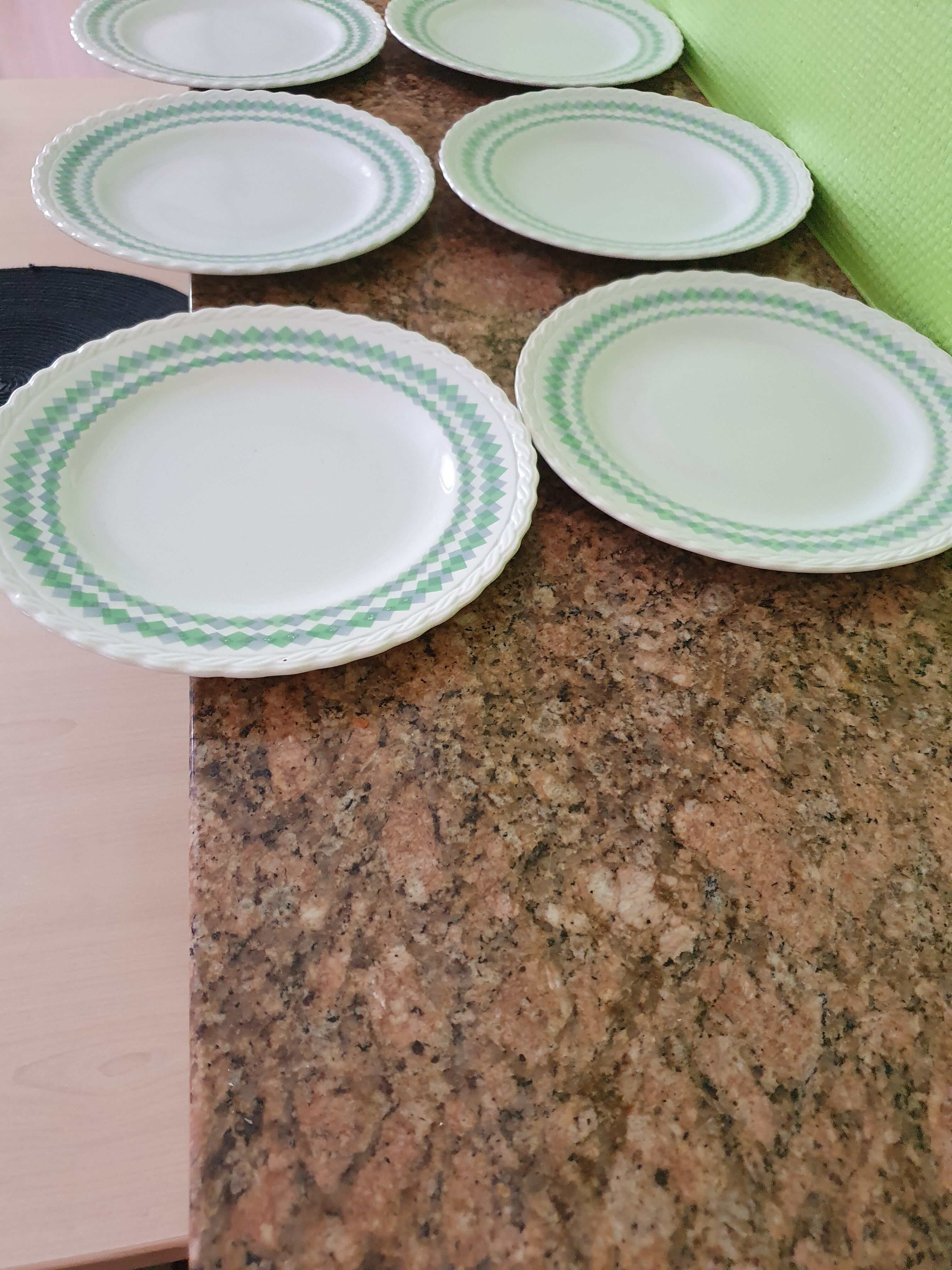 Set of 6 flat plates, L'Amandinoise