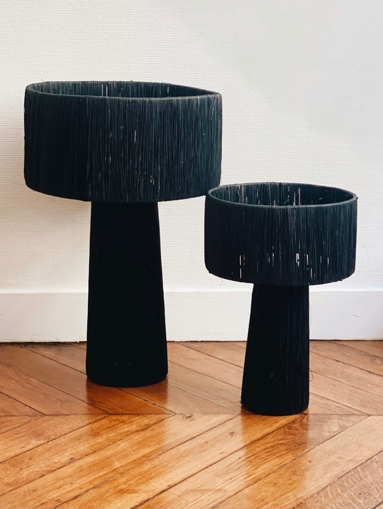 Minimalist black raffia bedside lamp size L