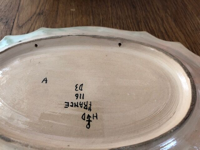 Plat décoratif en faïence  émaux avec marque au dos