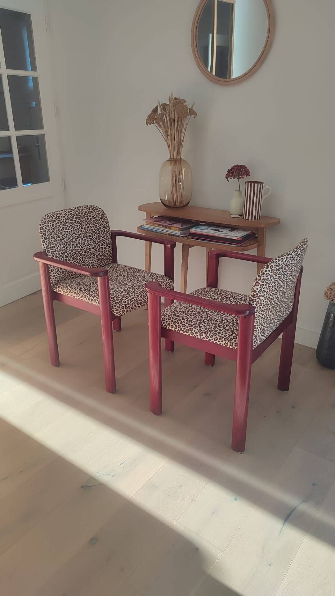2 fauteuils léopard / bois massif bordeaux