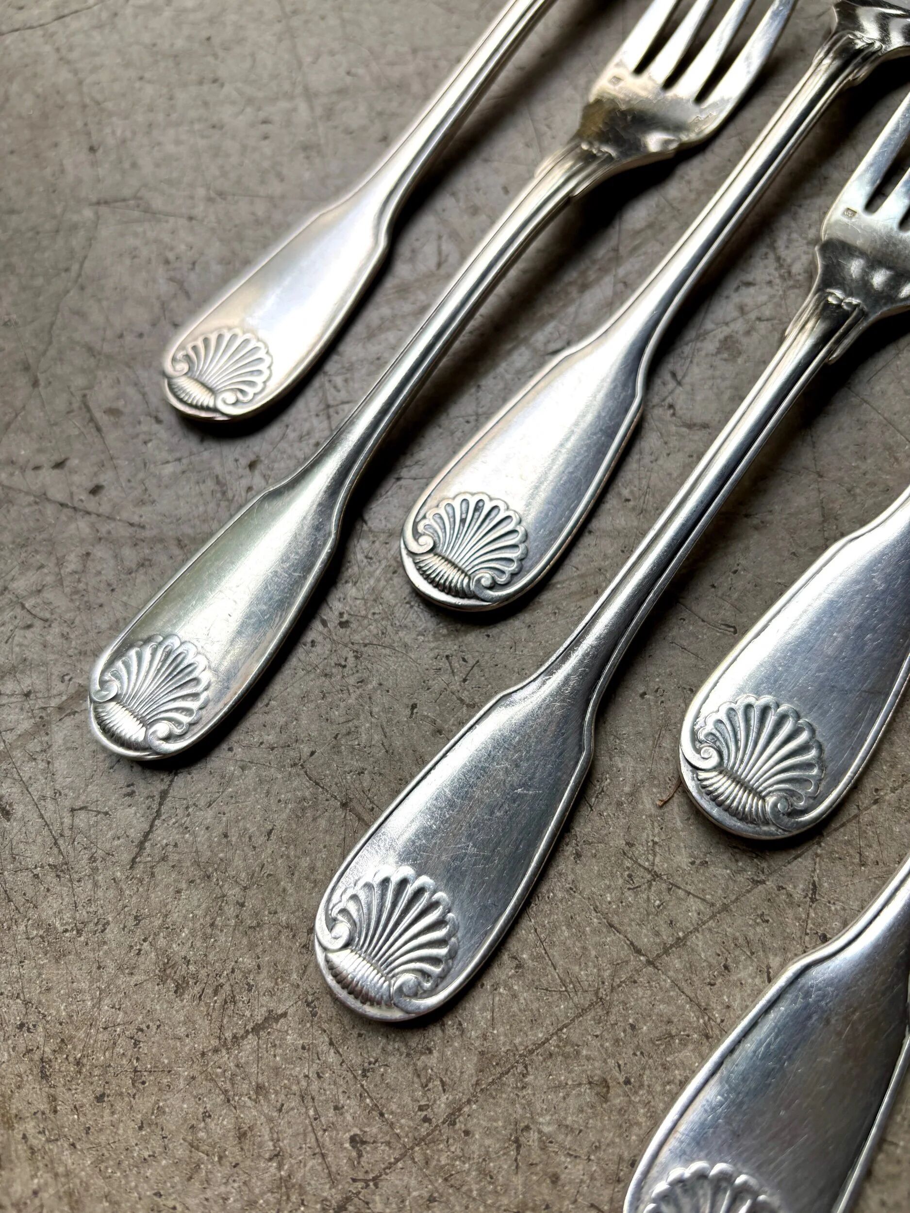 6 Christofle fish forks in silver-plated metal, shell design.
