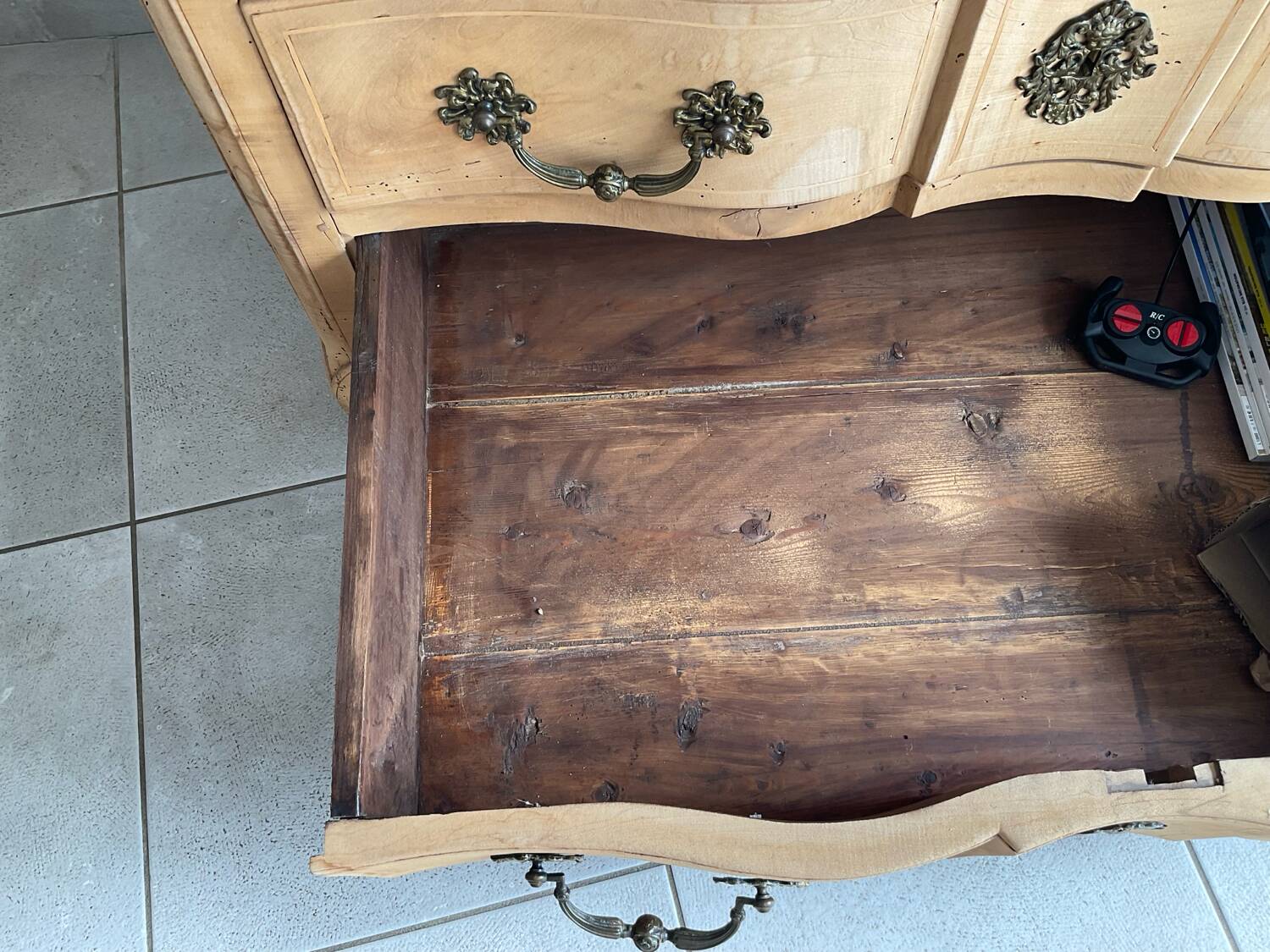 Wooden chest of drawers