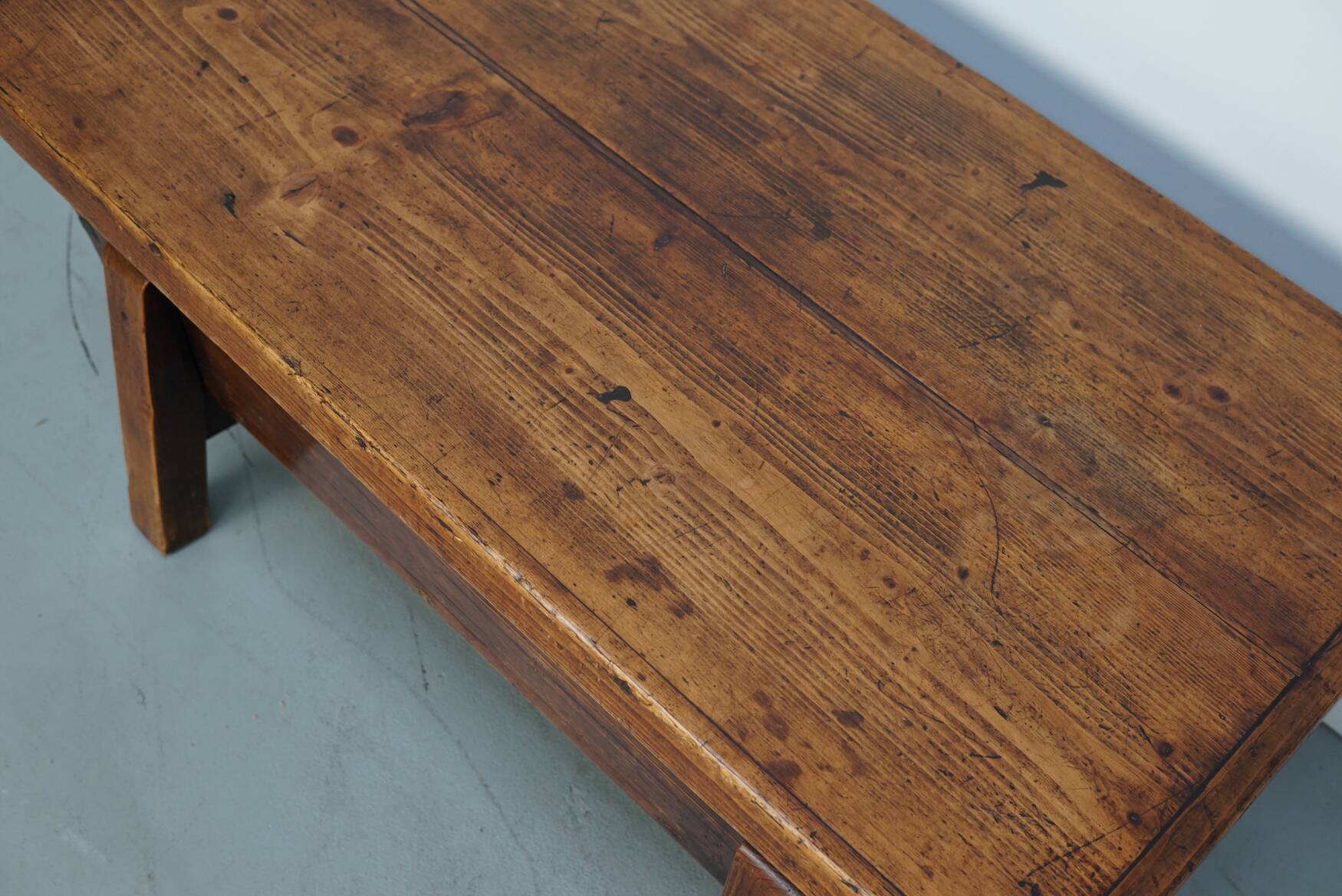 Table basse en pin rustique, style ferme français du début du 20e siècle