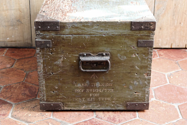 Table basse, caisse militaire en bois et métal
