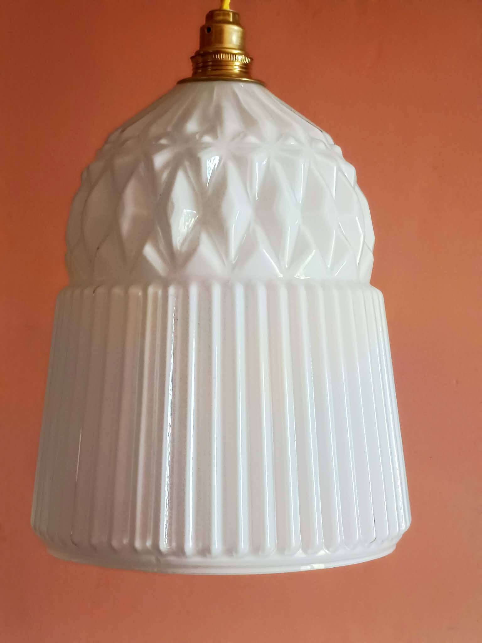 Paire de suspensions en verre blanc vintage