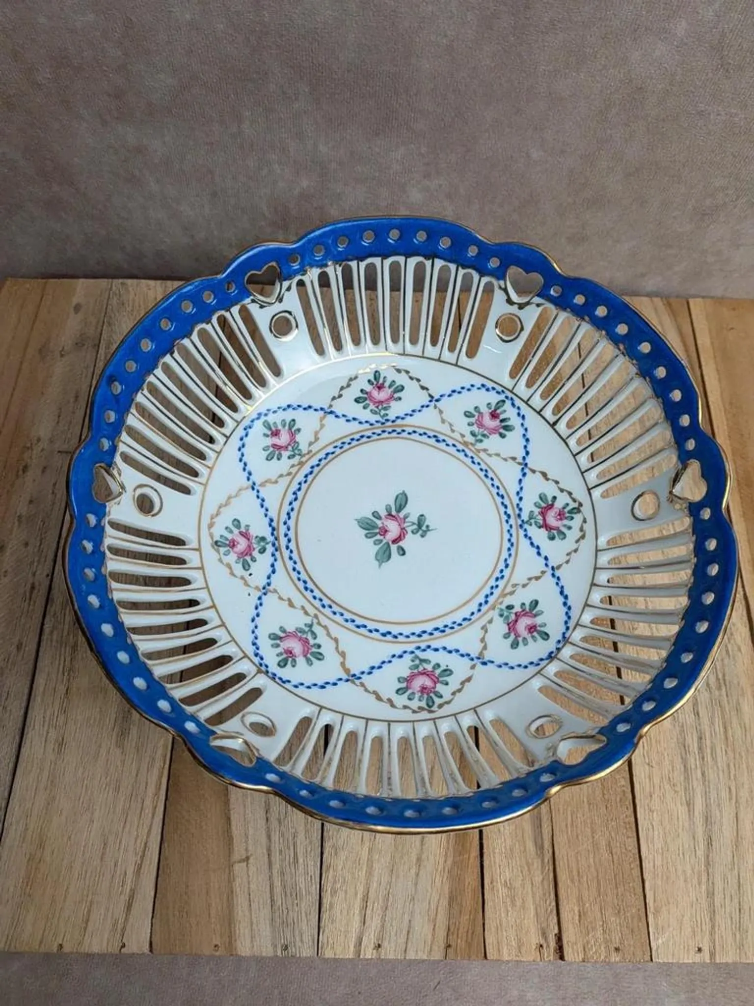 Footed porcelain bowl with openwork – Floral decoration, cobalt blue and gilding