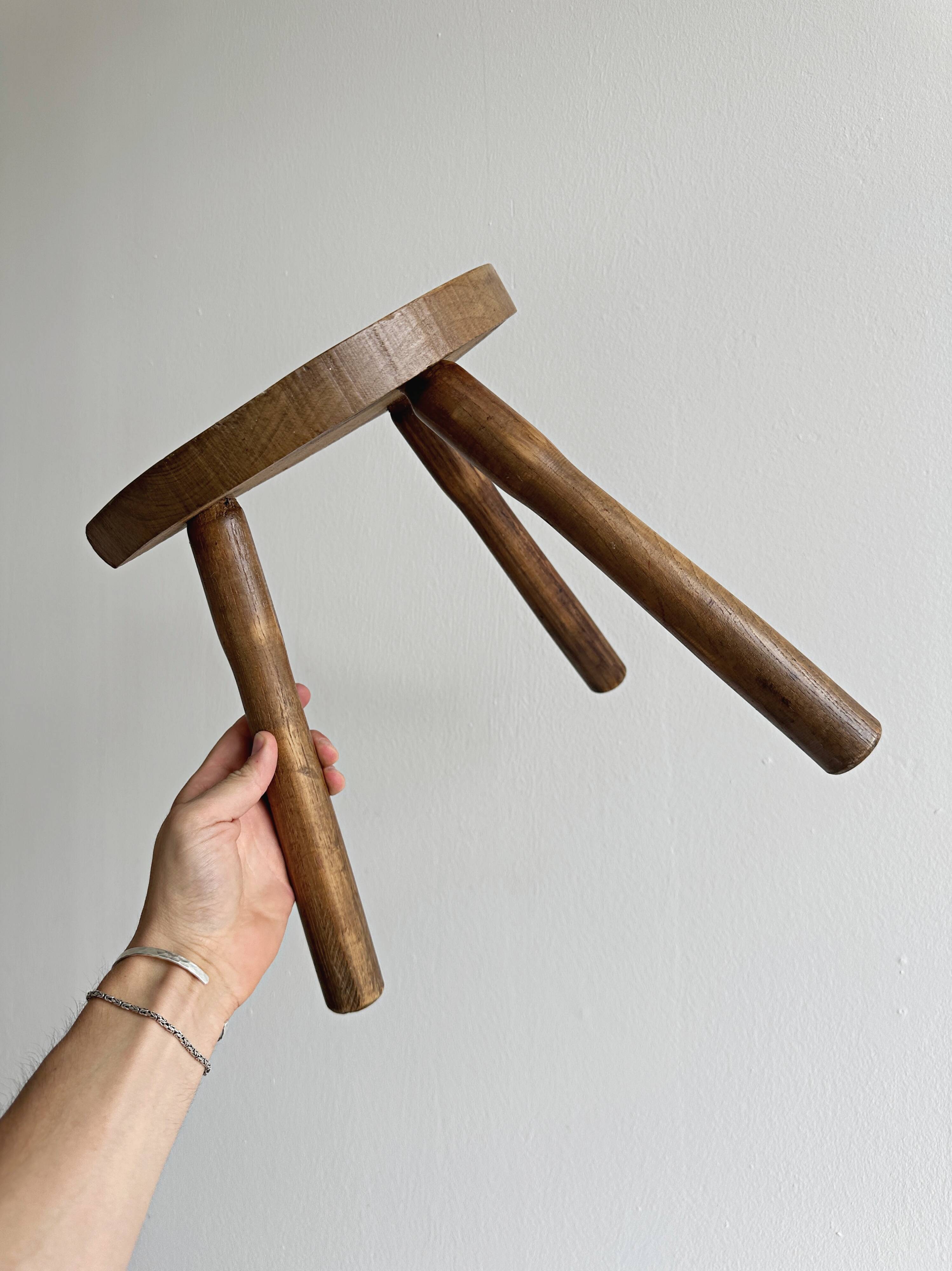 Tabouret tripode ancien en bois