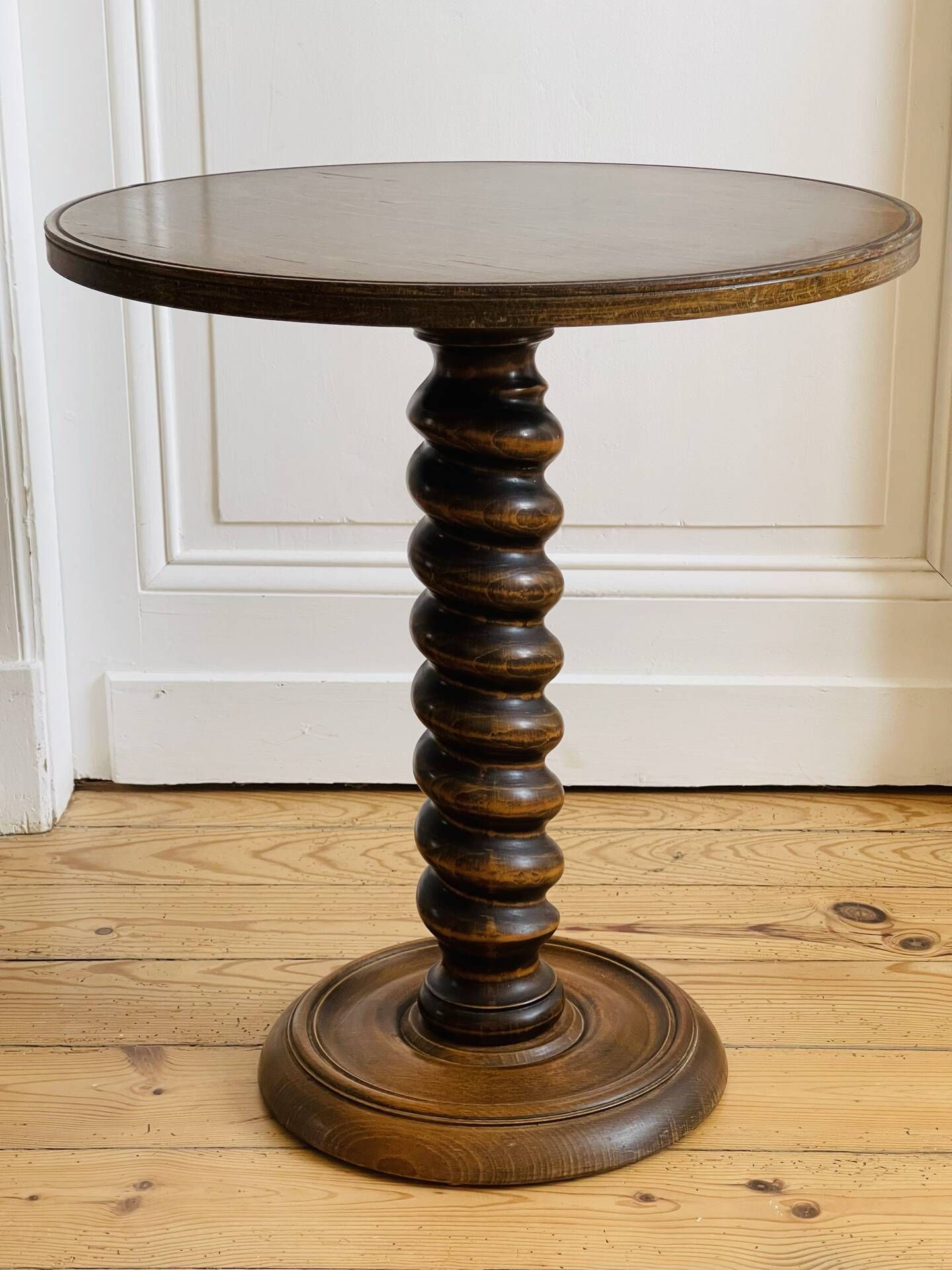 Table d’appoint en bois tourné