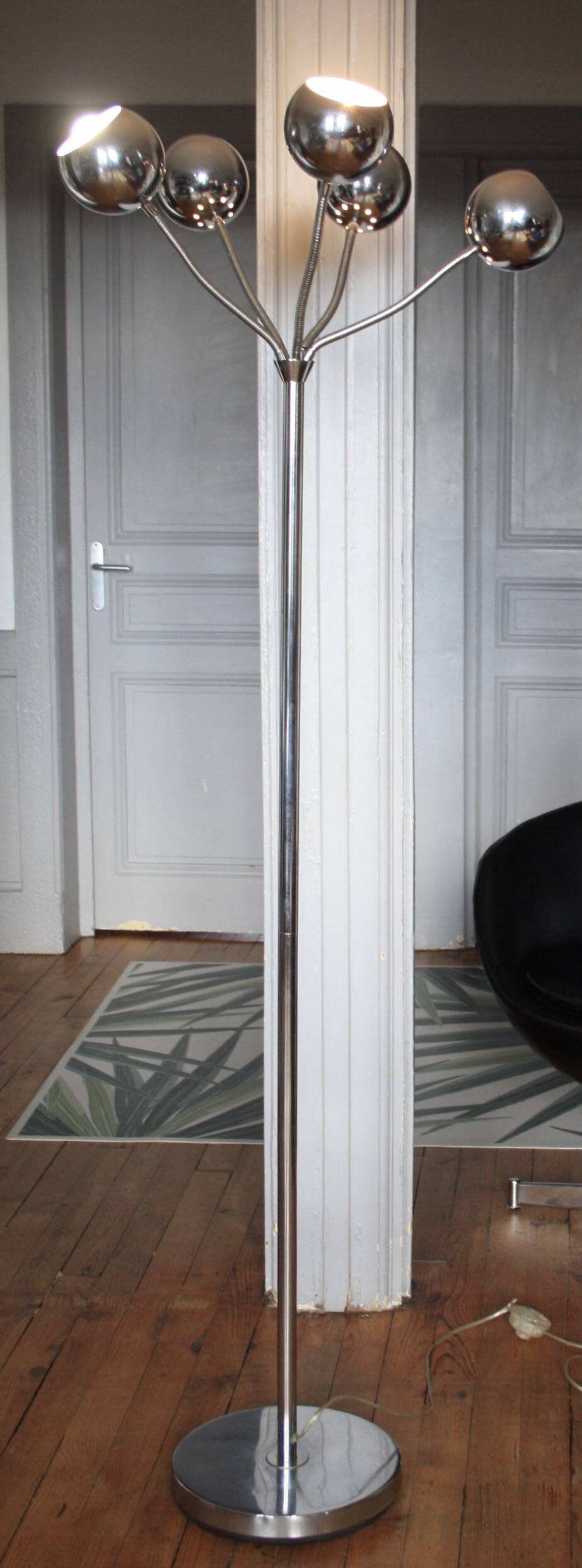 Flexible chrome eye ball floor lamp